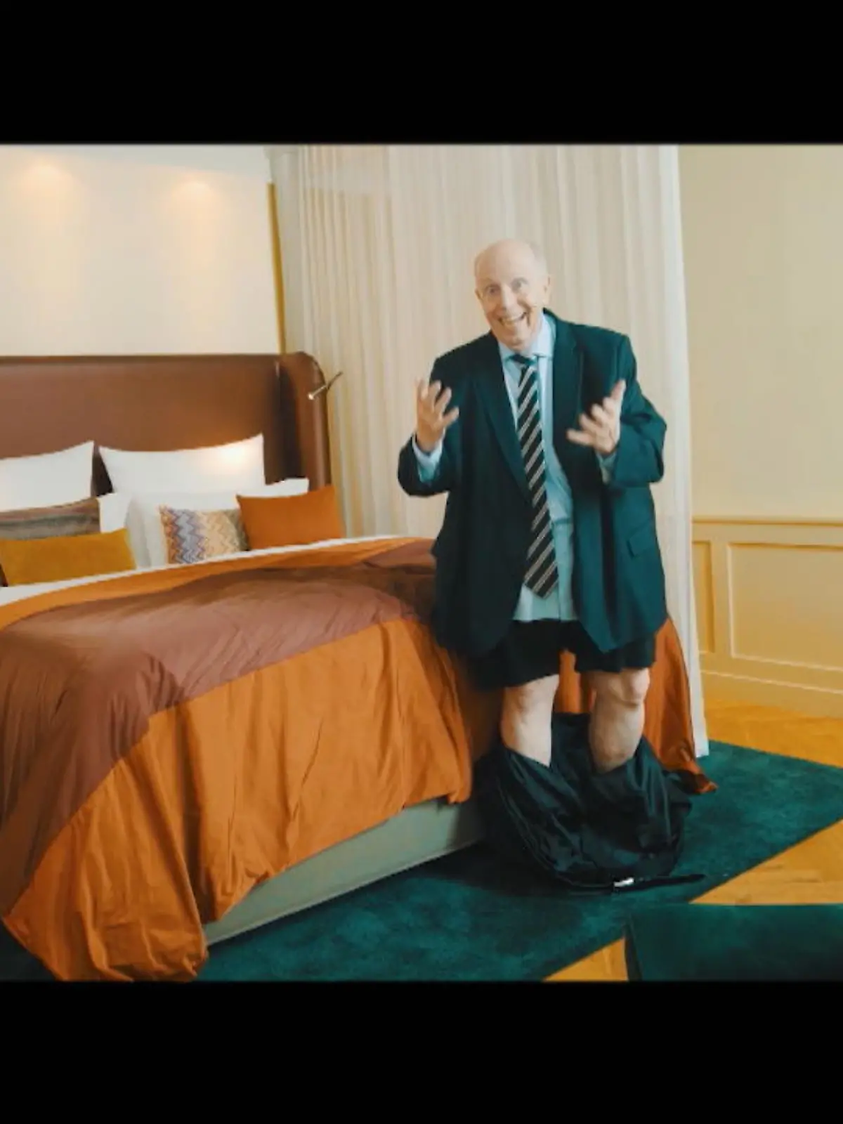 Bild zu: "Calli lässt die Hosen runter"