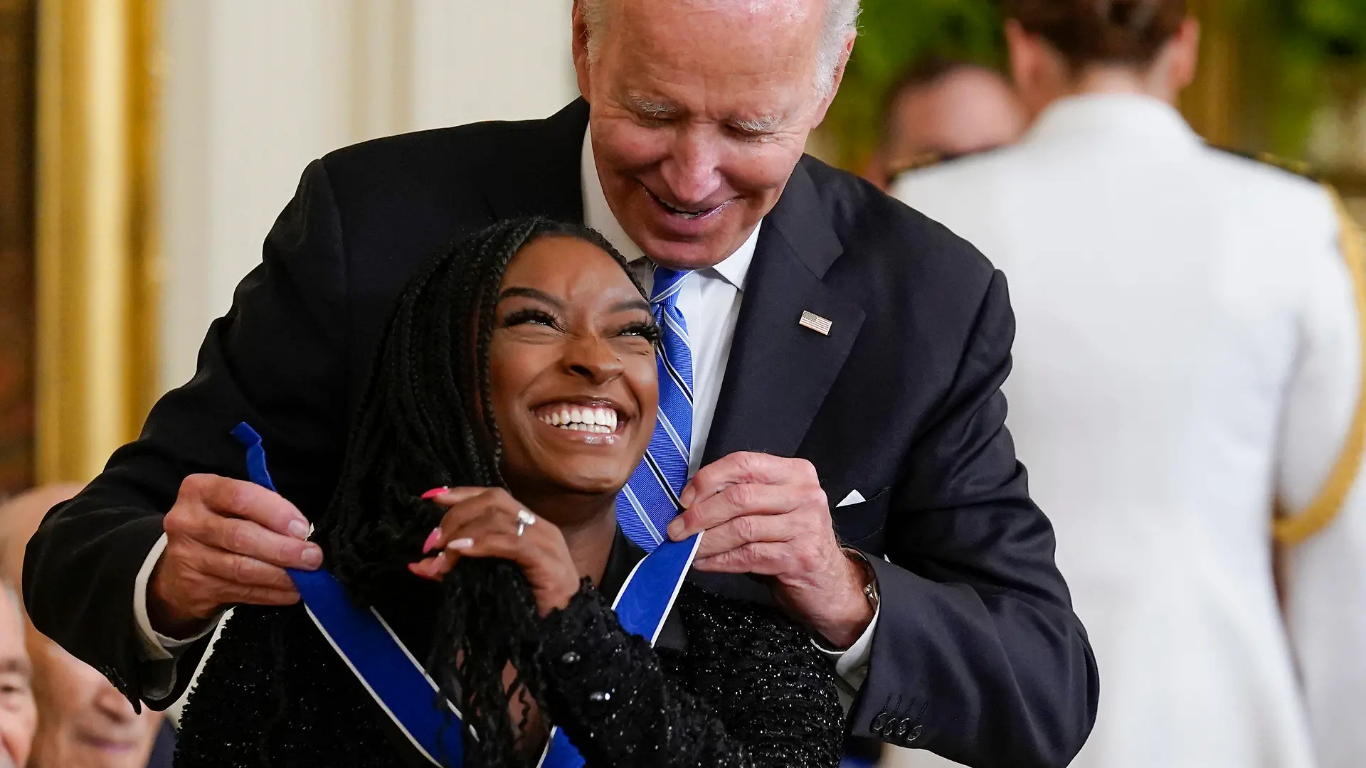 dpatopbilder - 07.07.2022, USA, Washington: Joe Biden, Präsident der USA, verleiht Simone Biles, Turnerin aus den USA, im Weißen Haus die höchste zivile Auszeichnung des Landes, die Presidential Medal of Freedom. US-Präsident Biden verleiht die Presidential Medal of Freedom und würdigt damit Menschen, die einen bedeutenden Beitrag für die Sicherheit oder das nationale Interesse der USA, den Weltfrieden und kulturelle oder andere bedeutsame öffentliche Belange geleistet haben. (Wiederholung mit verändertem Bildausschnitt) Foto: J. Scott Applewhite/AP/dpa +++ dpa-Bildfunk +++