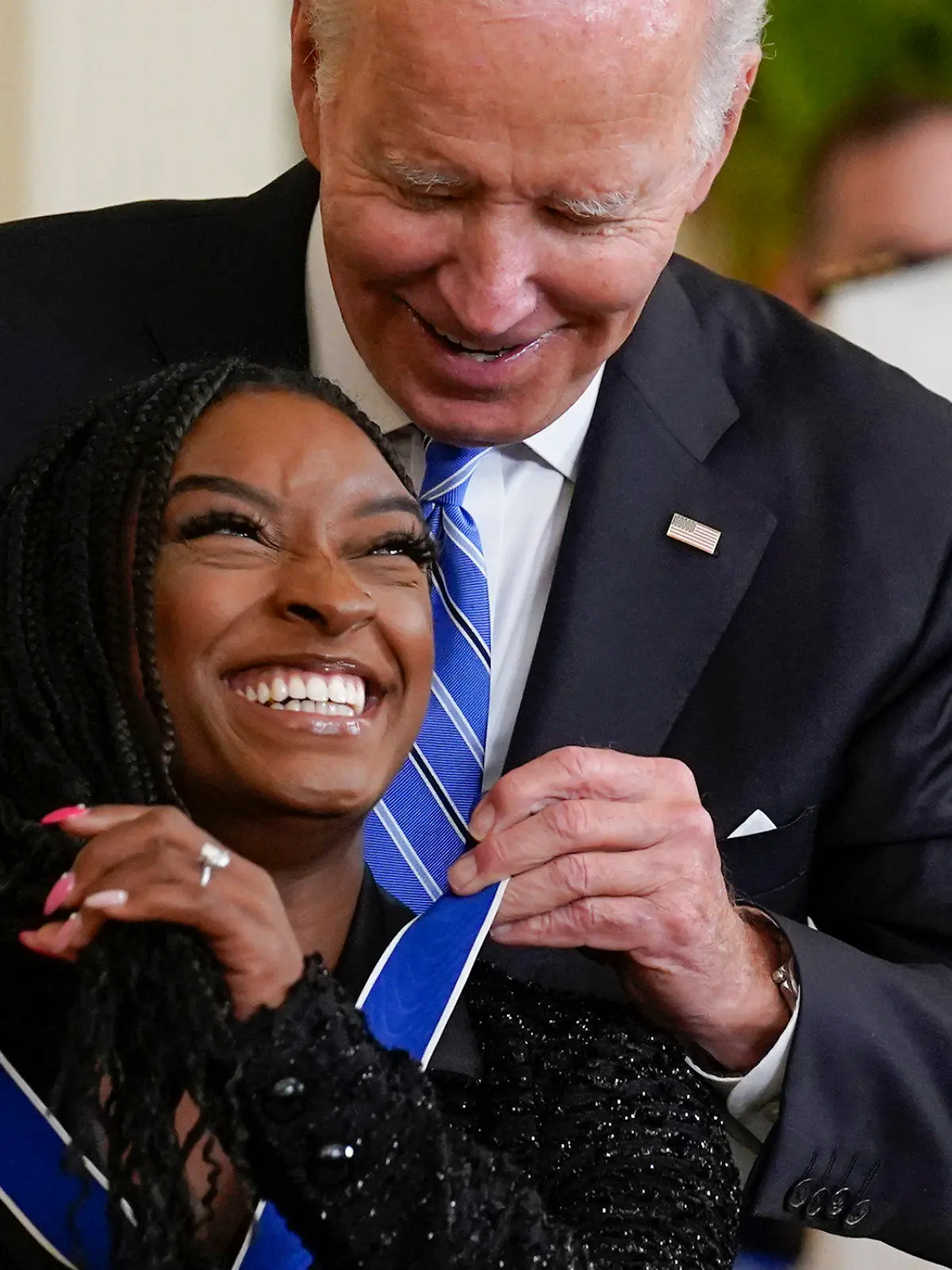 dpatopbilder - 07.07.2022, USA, Washington: Joe Biden, Präsident der USA, verleiht Simone Biles, Turnerin aus den USA, im Weißen Haus die höchste zivile Auszeichnung des Landes, die Presidential Medal of Freedom. US-Präsident Biden verleiht die Presidential Medal of Freedom und würdigt damit Menschen, die einen bedeutenden Beitrag für die Sicherheit oder das nationale Interesse der USA, den Weltfrieden und kulturelle oder andere bedeutsame öffentliche Belange geleistet haben. (Wiederholung mit verändertem Bildausschnitt) Foto: J. Scott Applewhite/AP/dpa +++ dpa-Bildfunk +++