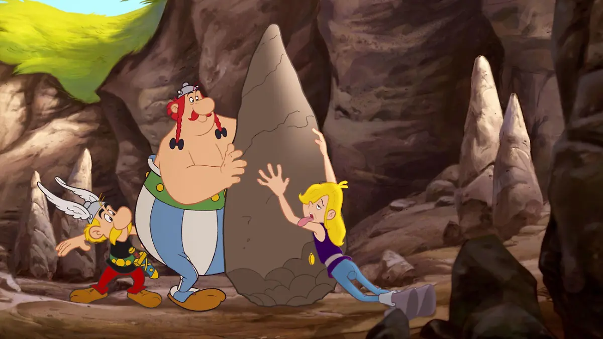 Asterix (li.) und Obelix (Mi.) sollen aus Grautvornix einen echten Kerl machen. Doch das erweist sich als echtes Problem, denn der Kleine kann keinen Hinkelstein heben, bei der Wildschweinjagd fürchtet er sich fast zu Tode, und Römer verprügeln gefällt ihm auch nicht...