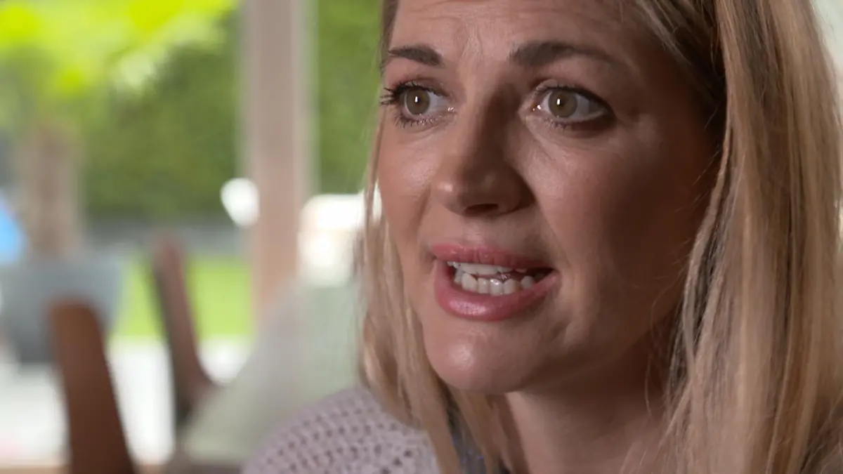 Nina Bott hatte eine Fehlgeburt auf einem Dixie-Klo Sie vergrub den Embryo in einem Feld