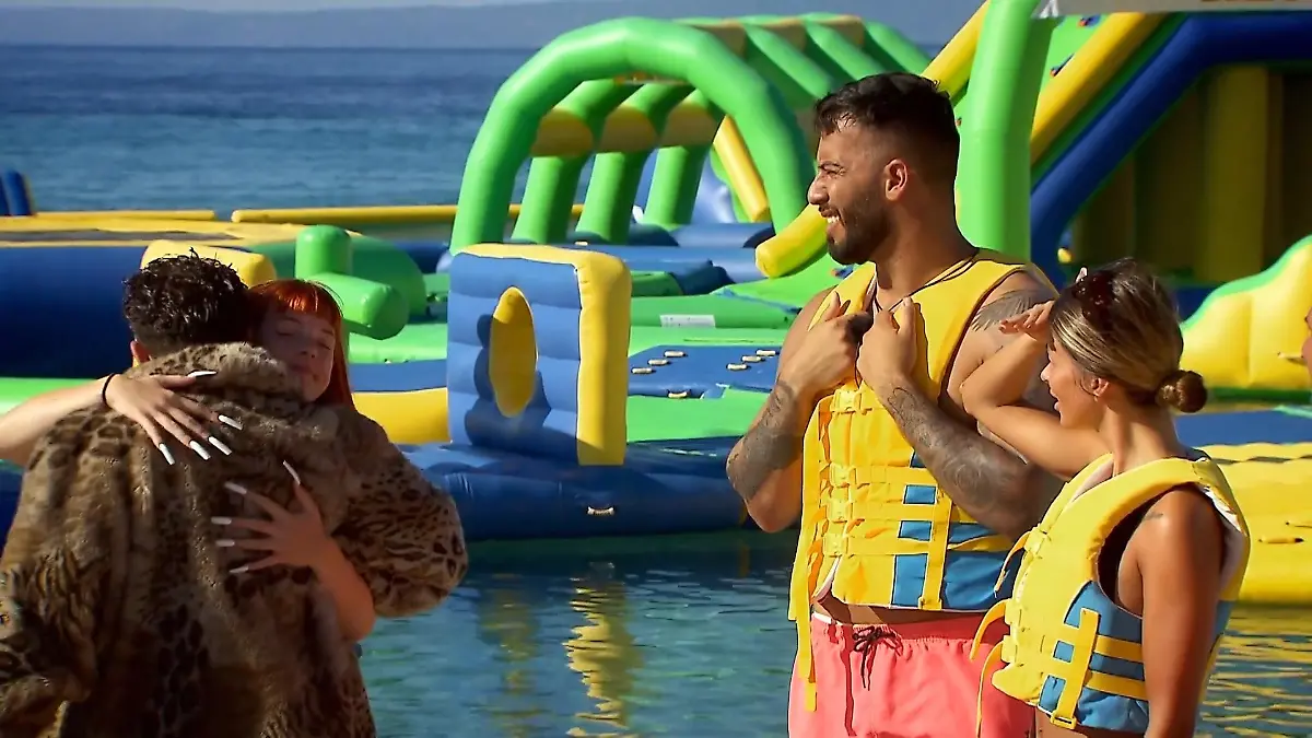 Ferhat legt sich sofort mit Olivias Ex-Affäre an Neuzugang bei "Ex on the Beach"