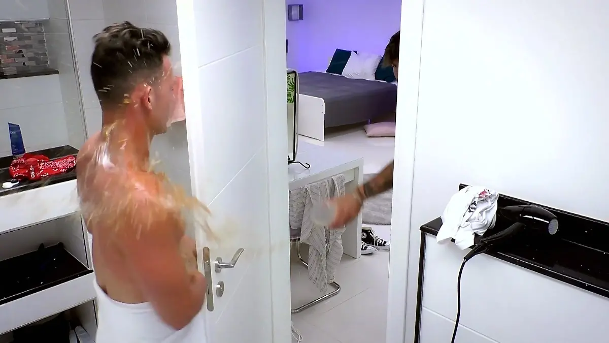 Vor Wut: Luigi beschüttet Max mit Cola Feuchte Abreibung bei "Ex on the Beach"