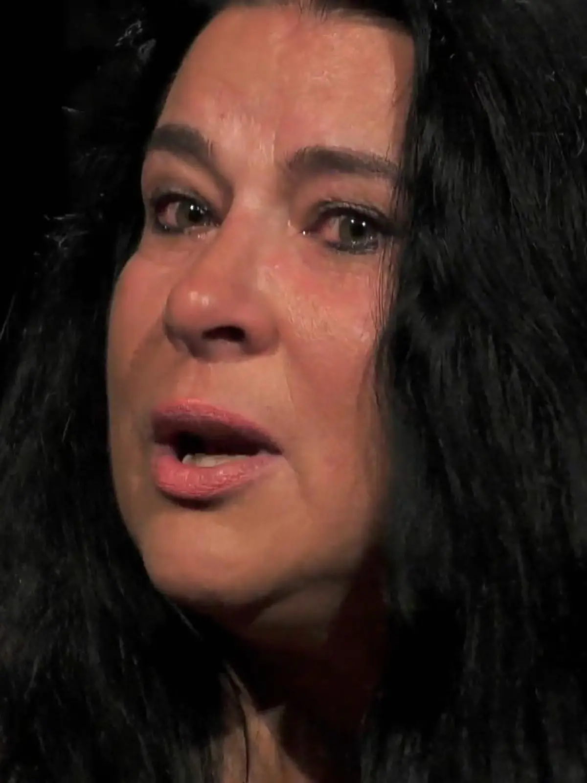Bild zu: "Iris Klein kann ihre Tränen nicht länger zurückhalten"
