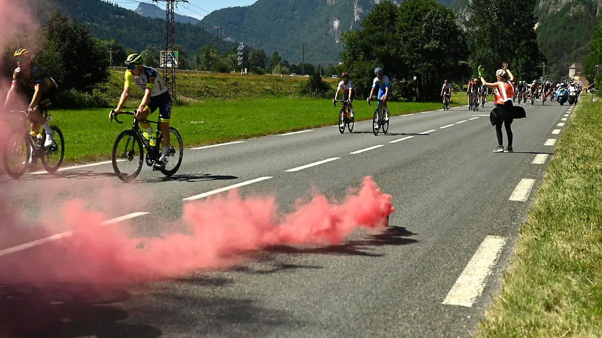 MEGEVE, FRANCE - JULY 12 : demonstrators stop the race during stage 10 of the 109th edition of the 2022 Tour de France cycling race, a stage of 148 kms with start in Morzine Les Portes du Soleil and finish in Megeve on July 12, 2022 in Megeve, France, 12/07/2022 Motordriver Kenny Verfaillie - Tour de France 2022 - Stage 10 PhotoNews/Panoramic PUBLICATIONxINxGERxSUIxAUTxHUNxONLY
