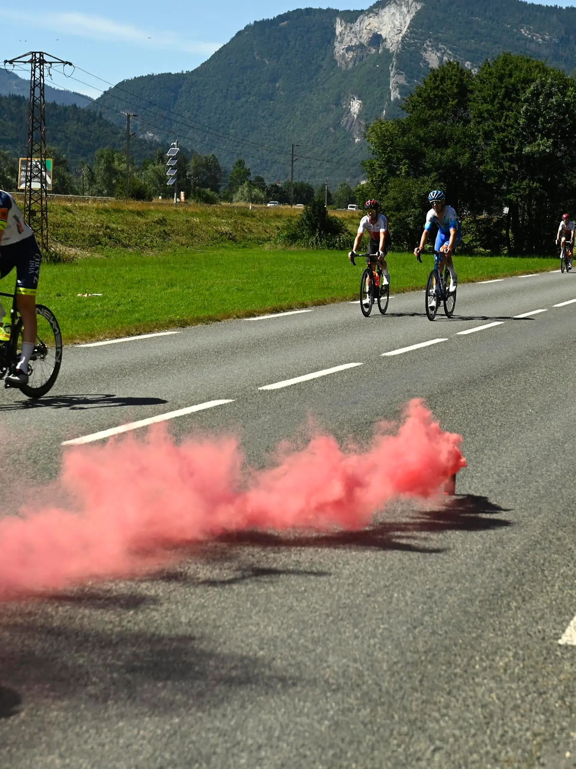  MEGEVE, FRANCE - JULY 12 : demonstrators stop the race during stage 10 of the 109th edition of the 2022 Tour de France cycling race, a stage of 148 kms with start in Morzine Les Portes du Soleil and finish in Megeve on July 12, 2022 in Megeve, France, 12/07/2022  Motordriver Kenny Verfaillie - Tour de France 2022 - Stage 10 PhotoNews/Panoramic PUBLICATIONxINxGERxSUIxAUTxHUNxONLY