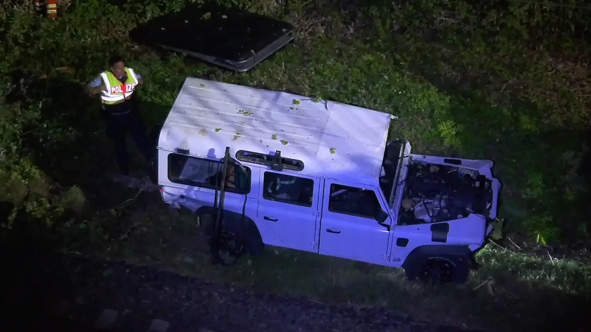 Gegen 2 Uhr wollte die Polizei den Fahrer des weißen Land Rovers kontrollieren.