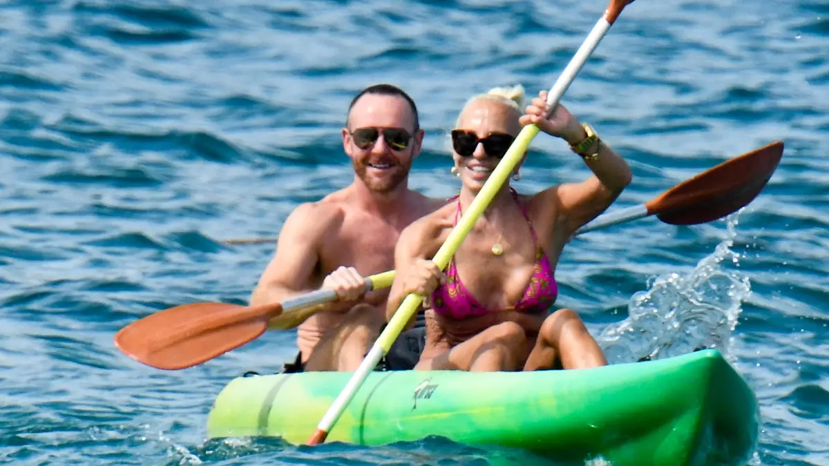 Donatella Versace top gestylt auf Sardinien Im 500 Euro Versace-Bikini: