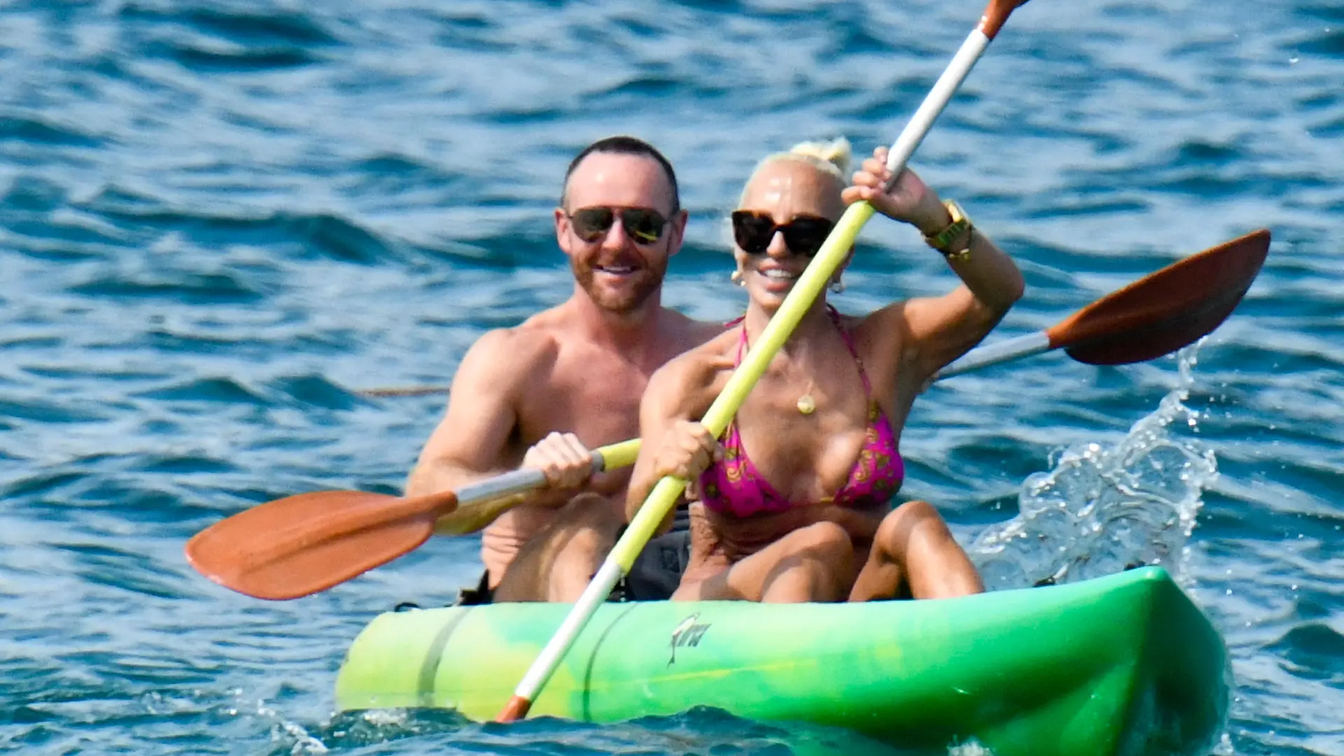Donatella Versace top gestylt auf Sardinien Im 500 Euro Versace-Bikini: