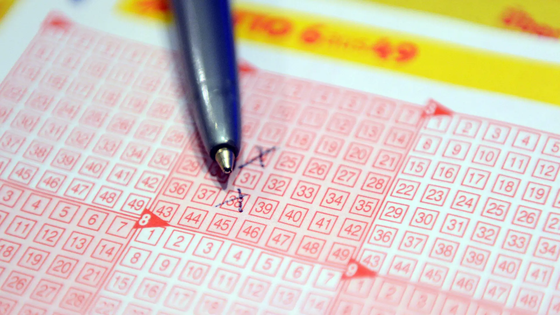 ARCHIV - ILLUSTRATION - Ein Kugelschreiber liegt am 30.01.2014 in Münster (Nordrhein-Westfalen) in der Zentrale von Westlotto auf einem Lottoschein. Nordrhein-Westfalens Lotto-Spieler haben im vergangenen Jahr rund 8,6 Millionen Euro Gewinne nicht abgeholt. Foto: Caroline Seidel/dpa (zu dpa/lnw "NRW-Spieler lassen Lotto-Gewinne von 8,6 Millionen Euro liegen" vom 28.07.2014) +++(c) dpa - Bildfunk+++