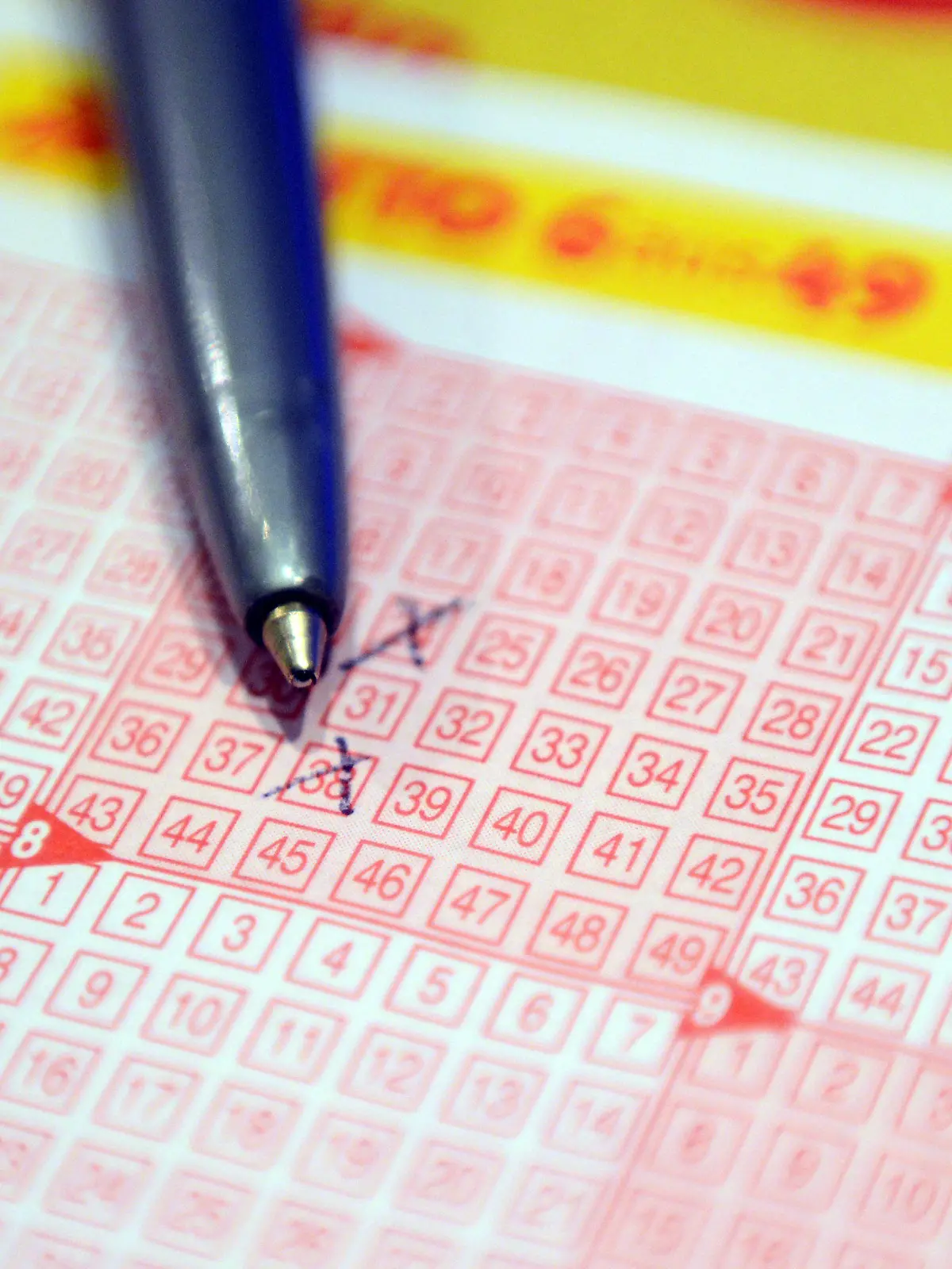 ARCHIV - ILLUSTRATION - Ein Kugelschreiber liegt am 30.01.2014 in Münster (Nordrhein-Westfalen) in der Zentrale von Westlotto auf einem Lottoschein. Nordrhein-Westfalens Lotto-Spieler haben im vergangenen Jahr rund 8,6 Millionen Euro Gewinne nicht abgeholt. Foto: Caroline Seidel/dpa (zu dpa/lnw "NRW-Spieler lassen Lotto-Gewinne von 8,6 Millionen Euro liegen" vom 28.07.2014) +++(c) dpa - Bildfunk+++