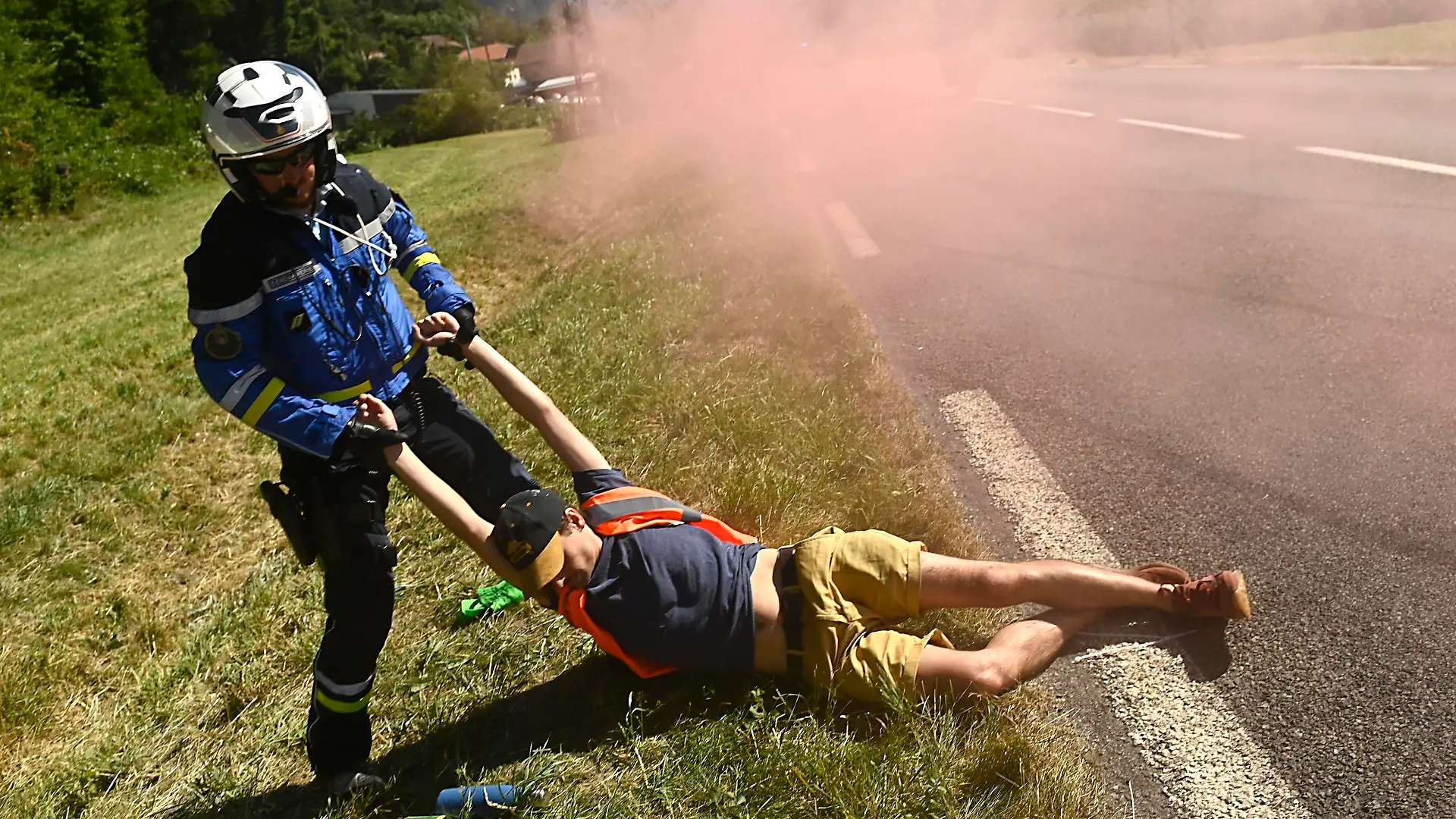 MEGEVE, FRANCE - JULY 12 : demonstrators stop the race during stage 10 of the 109th edition of the 2022 Tour de France cycling race, a stage of 148 kms with start in Morzine Les Portes du Soleil and finish in Megeve on July 12, 2022 in Megeve, France, 12/07/2022 Motordriver Kenny Verfaillie - Tour de France 2022 - Stage 10 PhotoNews/Panoramic PUBLICATIONxINxGERxSUIxAUTxHUNxONLY