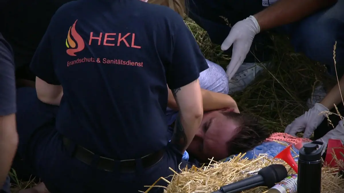 Tim Sandt landet mit einem Schlag im Krankenhaus Unfall-Schock beim Kostümspiel
