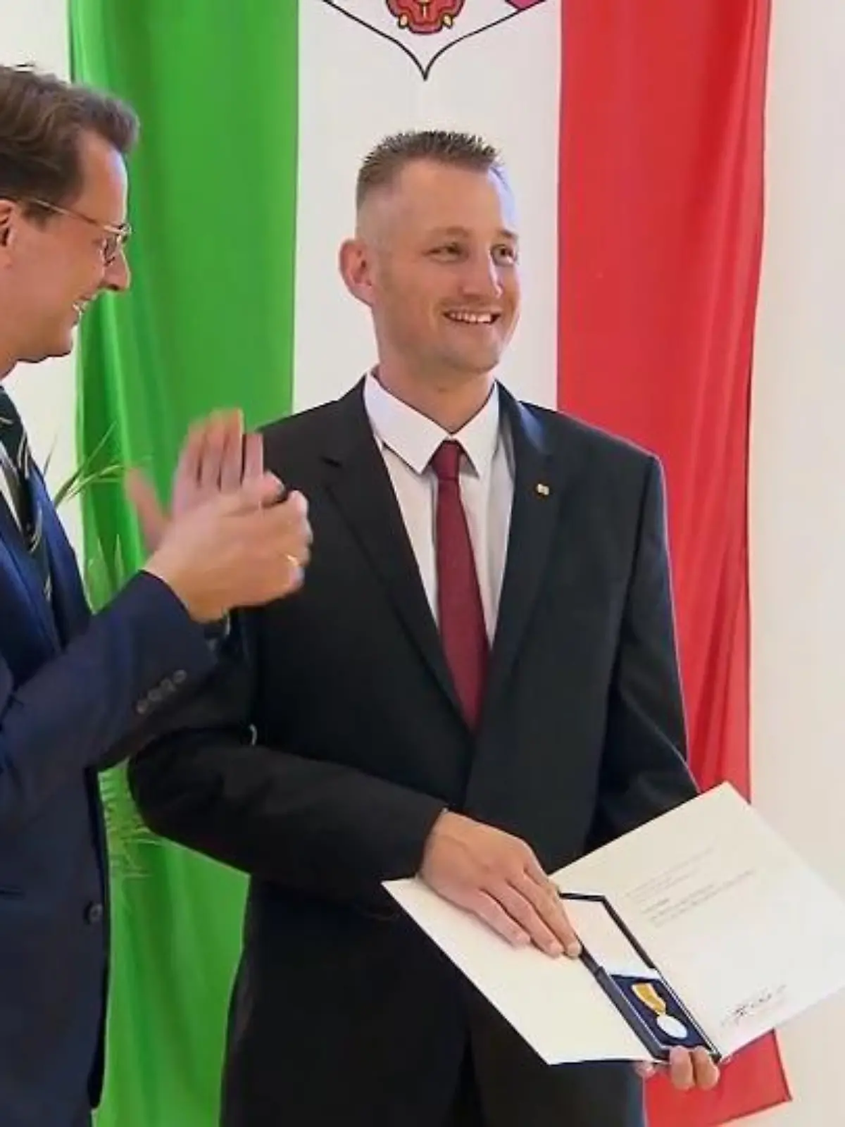 Bild zu: "Ministerpräsident zeichnet Retter aus"