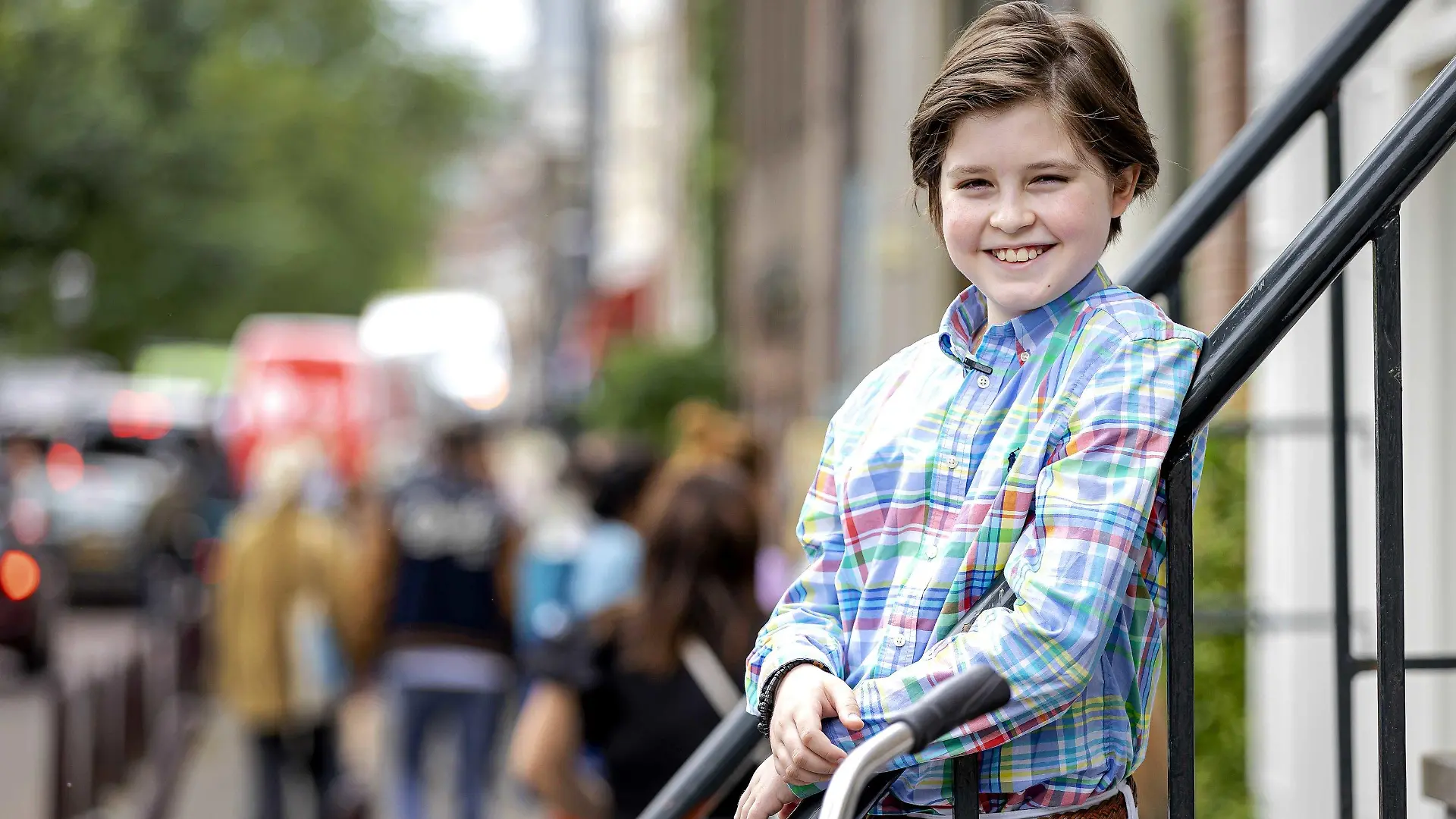 ARCHIV - 06.07.2021, Niederlande, Amsterdam: Laurent Simons, hier 11 Jahr alt, lehnt an einem Gelände. Der superintelligente Laurent Simons ist gerade 12 Jahre alt und hat schon seinen Master in der Tasche. In nur einem Jahr schloss der belgisch-niederländische Junge sein Physik-Studium an der Universität von Antwerpen erfolgreich ab, wie die Universität am 12.07.2022 bestätigte. Foto: Robin Van Lonkhuijsen/ANP/dpa +++ dpa-Bildfunk +++