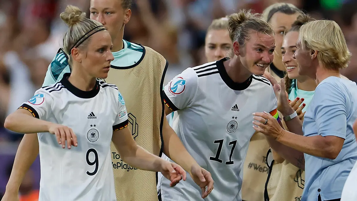 12.07.2022, Fussball, UEFA Womens EURO 2022, Deutschland - Spanien, GB, London, Brentford Community Stadium Bild: v. li. Jubel nach dem Tor zum 2:0, jubelnd, bejubelt, jubelt, jubeln, emotionen, Svenja Huth Deutschland 9, Torwart Almuth Schult Deutschland, 12, Torschuetzin Alexandra Popp Deutschland 11 und Bundestrainerin Martina Voss-Tecklenburg Deutschland *** 12 07 2022, football, UEFA Womens EURO 2022, Germany Spain, GB, London, Brentford Community Stadium picture v li cheering after goal to 2 0, cheering, cheering, cheering, emotions, Svenja Huth Germany 9 , goalkeeper Almuth Schult Germany, 12 , goalkeeper Alexandra Popp Germany 11 and national coach Martina Voss Tecklenburg Germany Copyright: HMBxMedia/xHeikoxBecker 