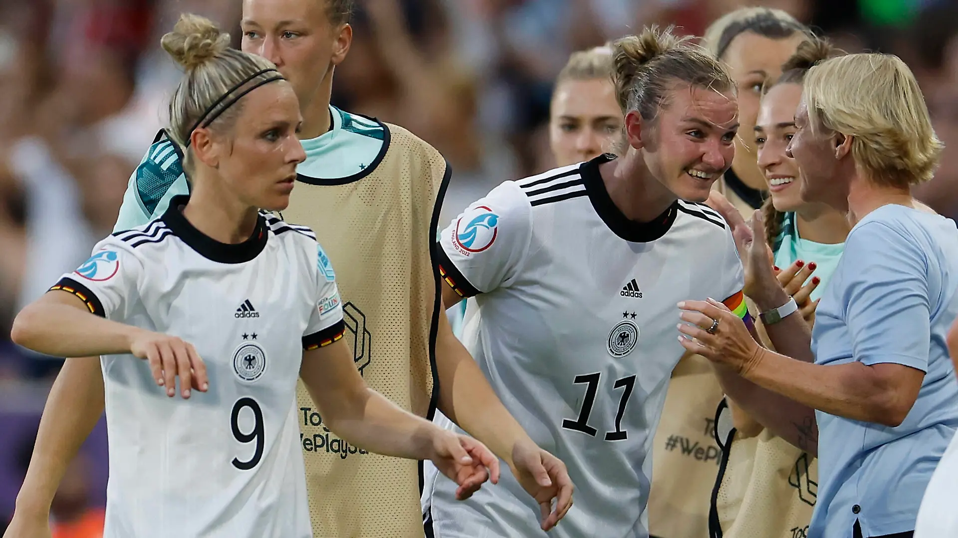 12.07.2022, Fussball, UEFA Womens EURO 2022, Deutschland - Spanien, GB, London, Brentford Community Stadium Bild: v. li. Jubel nach dem Tor zum 2:0, jubelnd, bejubelt, jubelt, jubeln, emotionen, Svenja Huth Deutschland 9, Torwart Almuth Schult Deutschland, 12, Torschuetzin Alexandra Popp Deutschland 11 und Bundestrainerin Martina Voss-Tecklenburg Deutschland *** 12 07 2022, football, UEFA Womens EURO 2022, Germany Spain, GB, London, Brentford Community Stadium picture v li cheering after goal to 2 0, cheering, cheering, cheering, emotions, Svenja Huth Germany 9 , goalkeeper Almuth Schult Germany, 12 , goalkeeper Alexandra Popp Germany 11 and national coach Martina Voss Tecklenburg Germany Copyright: HMBxMedia/xHeikoxBecker 