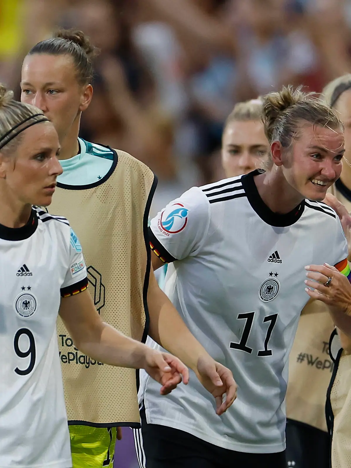 12.07.2022, Fussball, UEFA Womens EURO 2022, Deutschland - Spanien, GB, London, Brentford Community Stadium Bild: v. li. Jubel nach dem Tor zum 2:0, jubelnd, bejubelt, jubelt, jubeln, emotionen, Svenja Huth Deutschland 9, Torwart Almuth Schult Deutschland, 12, Torschuetzin Alexandra Popp Deutschland 11 und Bundestrainerin Martina Voss-Tecklenburg Deutschland *** 12 07 2022, football, UEFA Womens EURO 2022, Germany Spain, GB, London, Brentford Community Stadium picture v li cheering after goal to 2 0, cheering, cheering, cheering, emotions, Svenja Huth Germany 9 , goalkeeper Almuth Schult Germany, 12 , goalkeeper Alexandra Popp Germany 11 and national coach Martina Voss Tecklenburg Germany Copyright: HMBxMedia/xHeikoxBecker 
