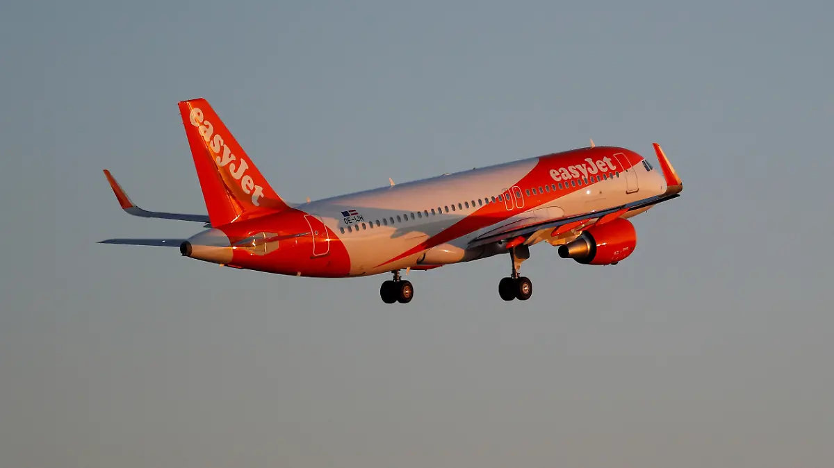 FILE PHOTO: An easyJet Airbus A320-200 airplane takes off from the airport in Palma de Mallorca, Spain, July 29, 2018.    REUTERS/Paul Hanna/File Photo