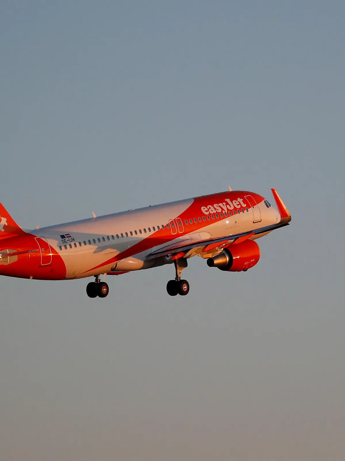 FILE PHOTO: An easyJet Airbus A320-200 airplane takes off from the airport in Palma de Mallorca, Spain, July 29, 2018.    REUTERS/Paul Hanna/File Photo