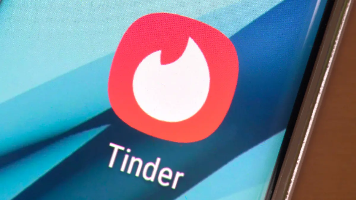 Tinder, Mobile Dating, gestelltes Foto, Surfen, Internet, Smartphone, Handy, App *** Tinder, mobile dating, posed photo, surfing, internet, smartphone, mobile phone, app