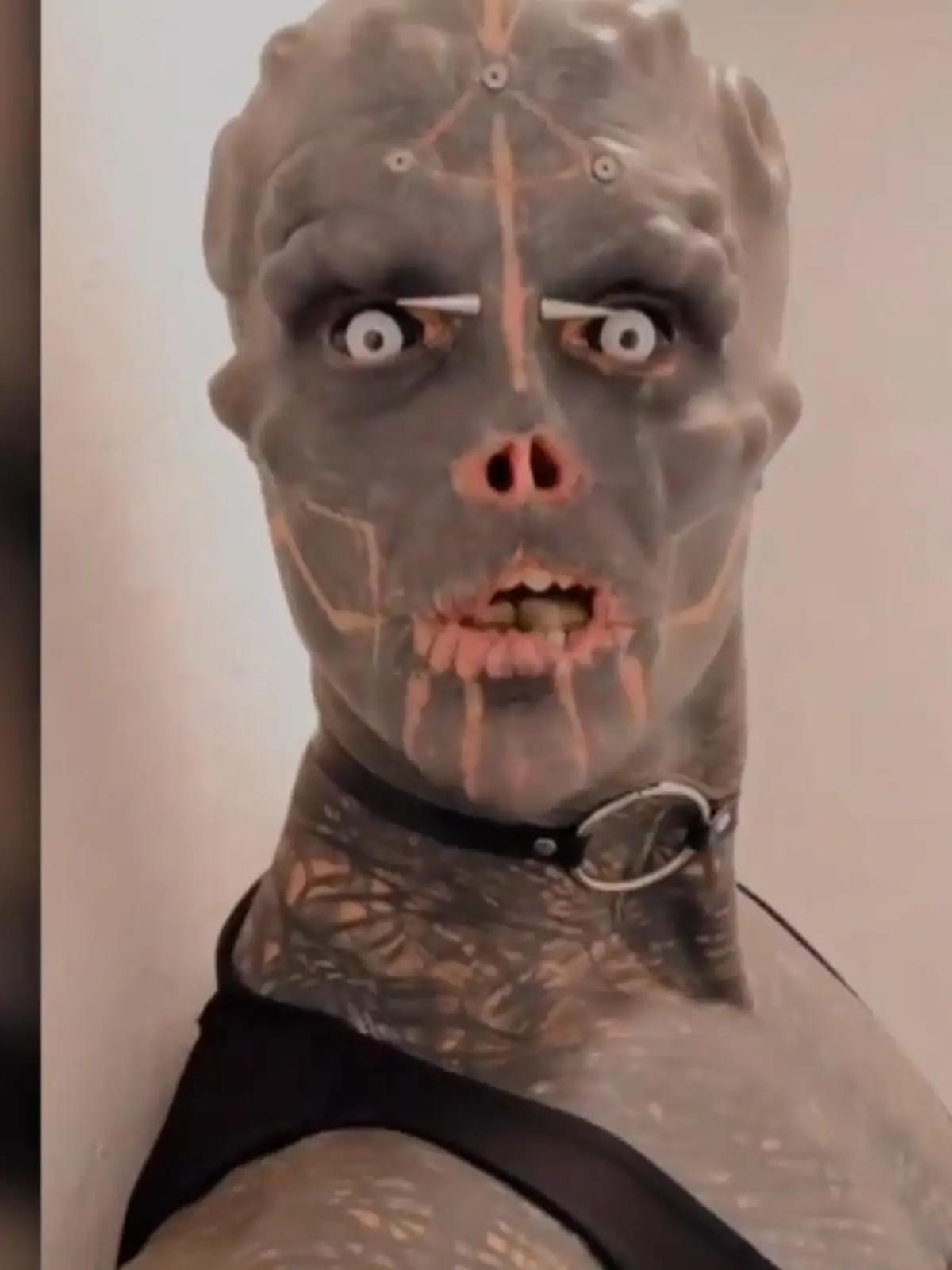 Mit der Instagram-Seite "The Black Alien Project" dokumentiert der Franzose Anthony Loffredo seine Verwandlung: Er will zu einem schwarzen Alien werden.