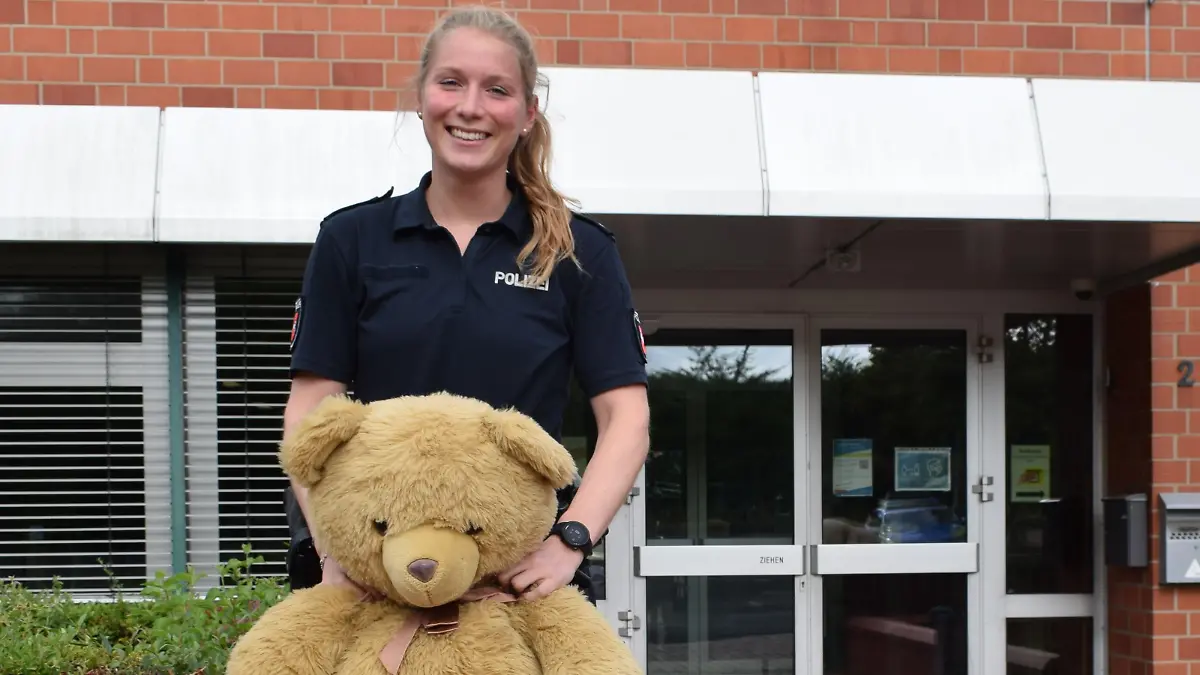 Paulina mit "Teddy" vor dem Dienstgebäude in der Otto-Hahn-Straße