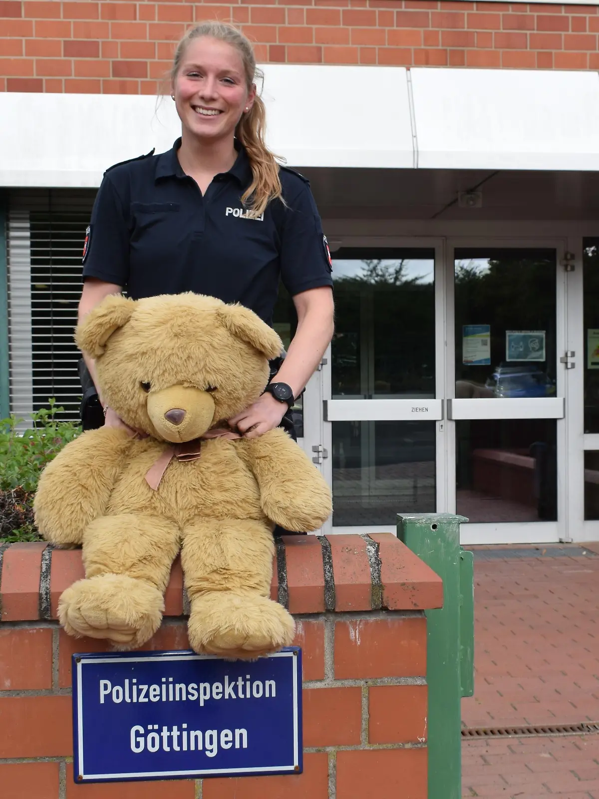 Paulina mit  "Teddy" vor dem Dienstgebäude in der Otto-Hahn-Straße
