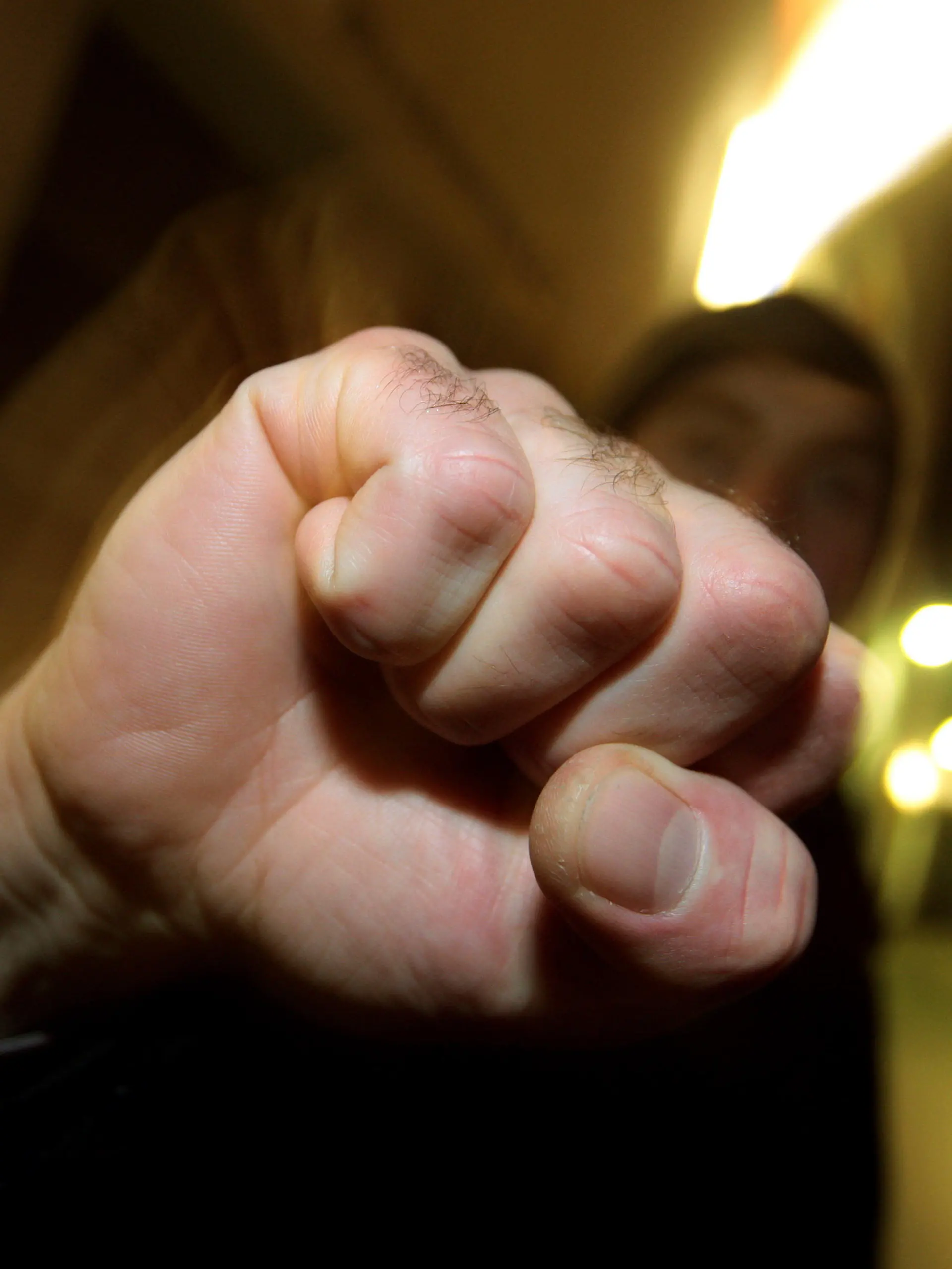 ARCHIV - ILLUSTRATION - Ein junger Mann hebt seine geballte Faust (Foto vom 11.01.2008).   (zu dpa «Mutmaßlicher Haupttäter von Hanauer Massenschlägerei gefasst» vom 30.03.2017) Foto: Karl-Josef Hildenbrand/dpa +++(c) dpa - Bildfunk+++