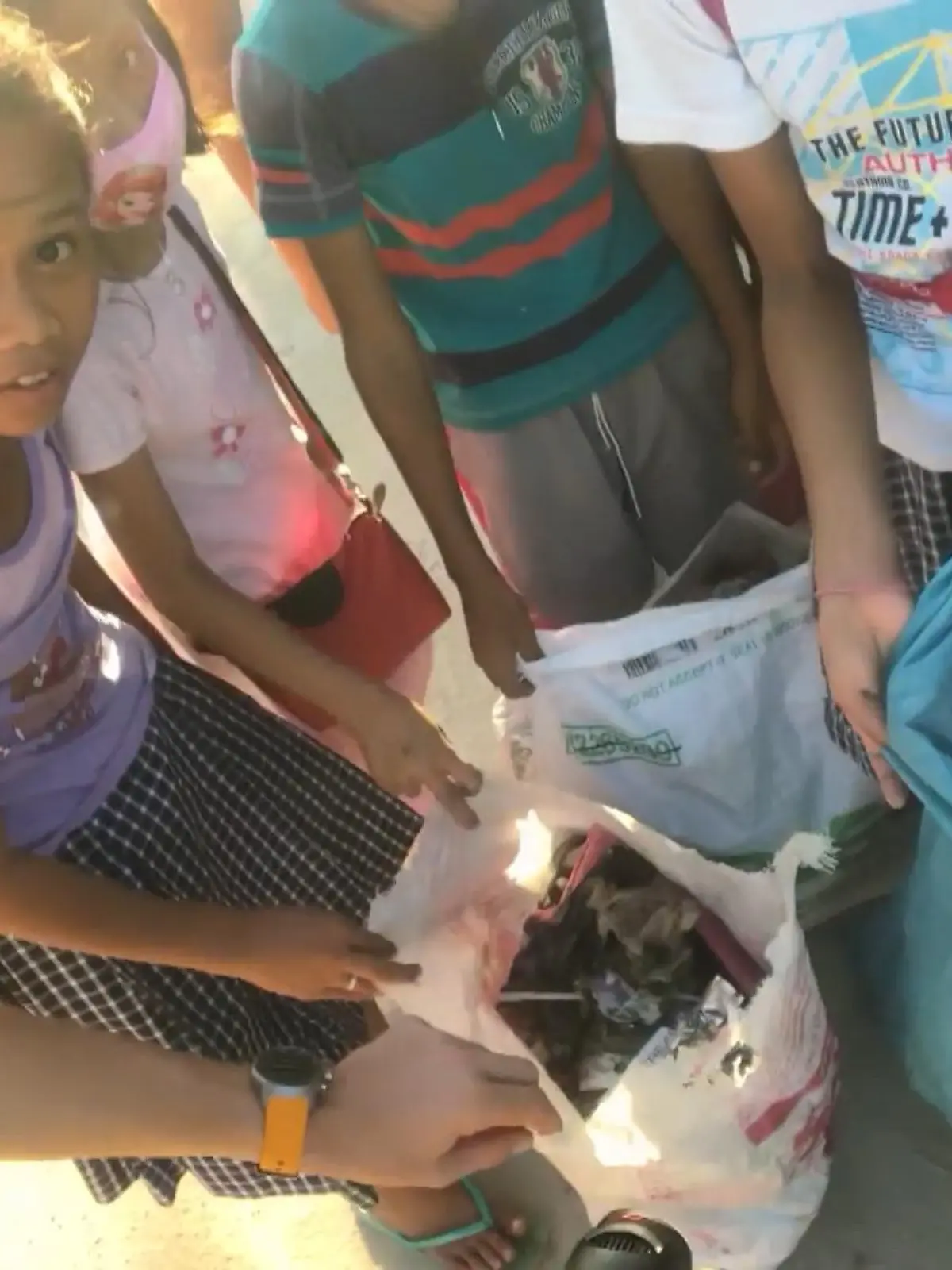 Bild zu: "Gemeinsam wird die Insel vom Müll befreit"