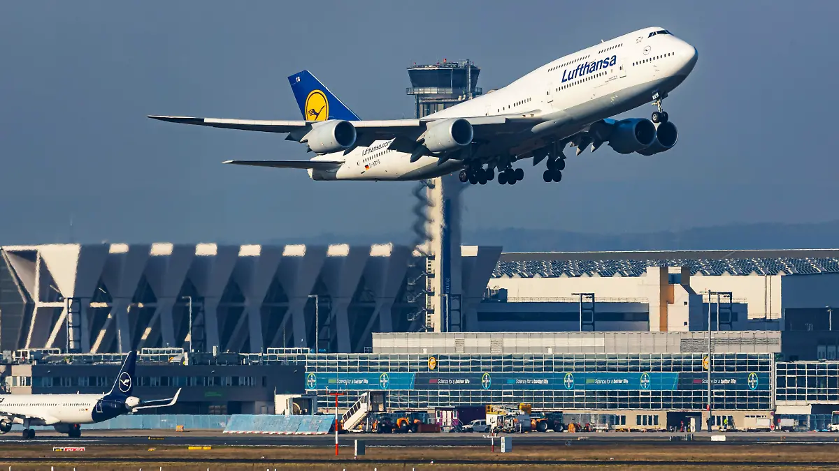 Flughafen Fraport, EDDF, FRA, Frankfurt Airport, Rhein-Main-Flughafen. Flugzeug beim Start, Steigflug. // Registrierung: D-ABYG, LUFTHANSA, Jumbo, Jumbo-Jet, BOEING 747-830, Aircraft Name Baden-Württemberg. // DEU, Deutschland, Hessen, Frankfurt am Main. 