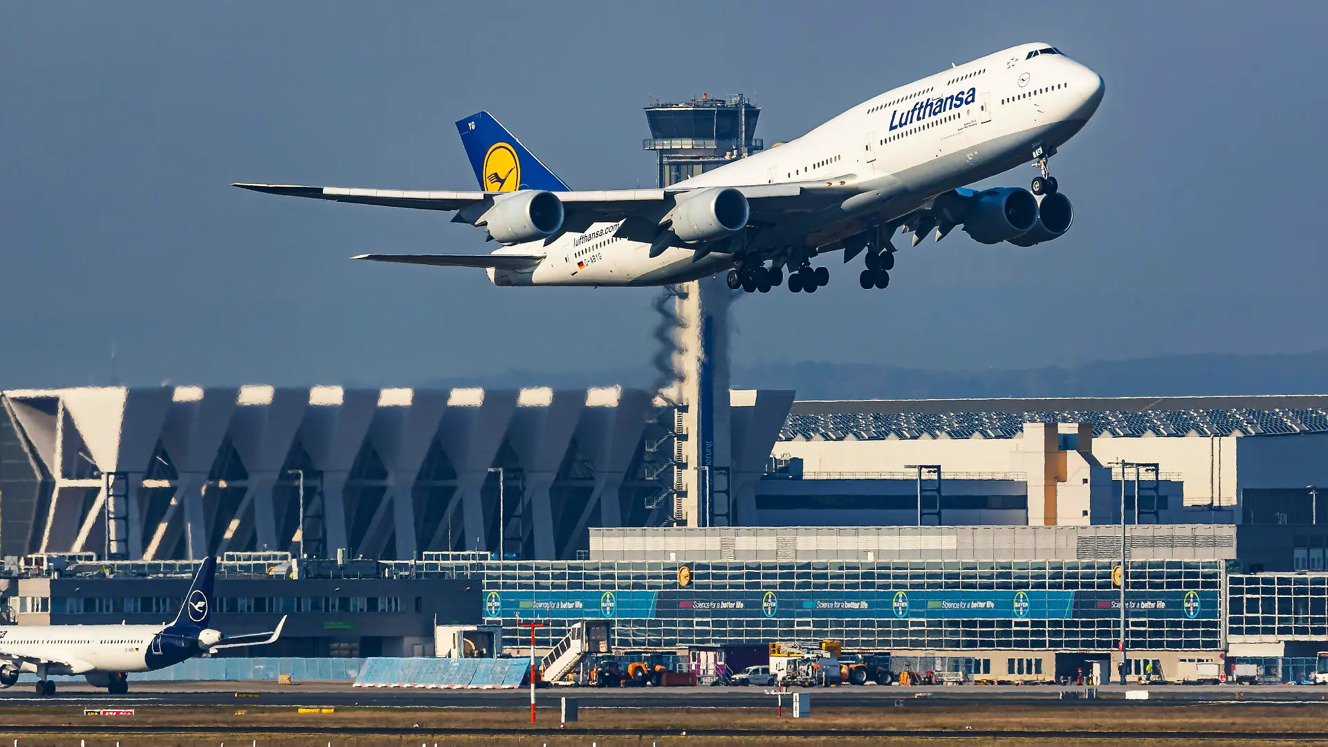 Flughafen Fraport, EDDF, FRA, Frankfurt Airport, Rhein-Main-Flughafen. Flugzeug beim Start, Steigflug. // Registrierung: D-ABYG, LUFTHANSA, Jumbo, Jumbo-Jet, BOEING 747-830, Aircraft Name Baden-Württemberg. // DEU, Deutschland, Hessen, Frankfurt am Main.