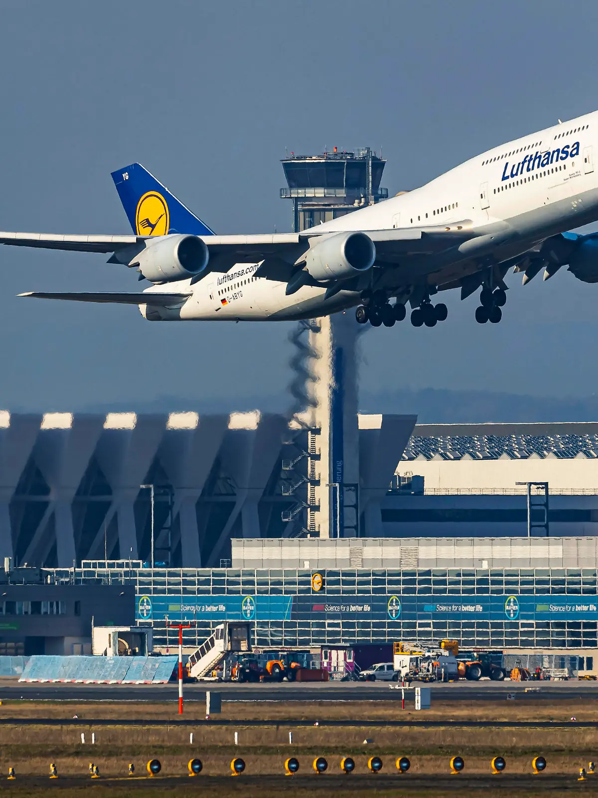 Flughafen Fraport, EDDF, FRA, Frankfurt Airport, Rhein-Main-Flughafen. Flugzeug beim Start, Steigflug. // Registrierung: D-ABYG, LUFTHANSA, Jumbo, Jumbo-Jet, BOEING 747-830, Aircraft Name Baden-Württemberg. // DEU, Deutschland, Hessen, Frankfurt am Main. 
