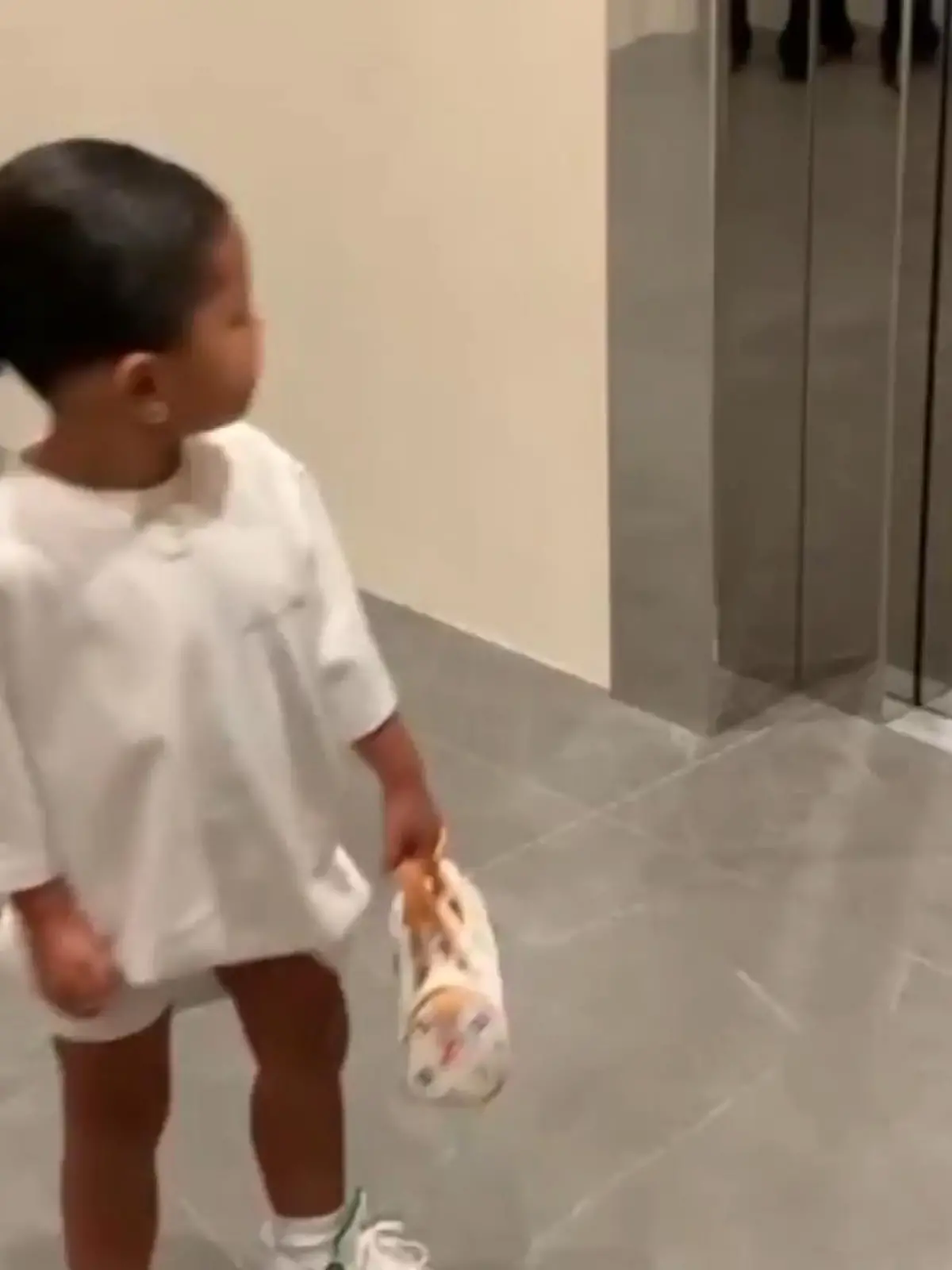 Bild zu: "Kylie Jenners Tochter Stormi macht sich selbst Komplimente"