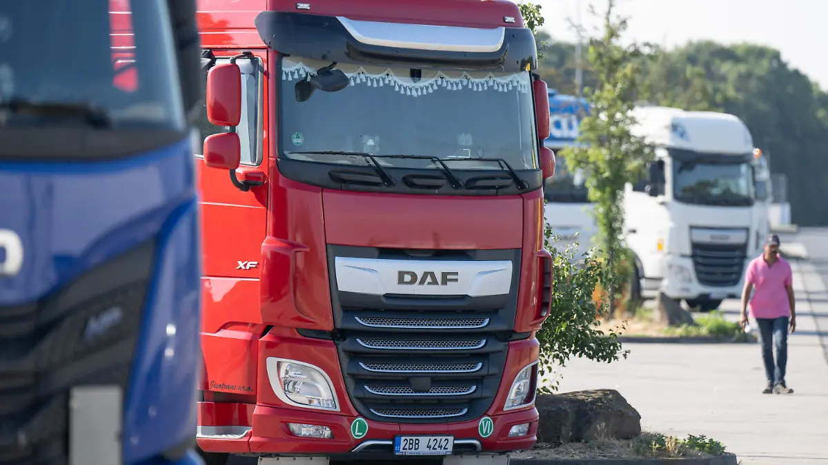 30.06.2022, Hessen, Medenbach: Ein LKW-Fahrer geht an der Raststätte Medenbach zu seinem LKW. Im Rahmen eines Pilotprojekts werden hier jetzt freie LKW-Parkplätze durch Sensoren erfasst und per APP an LKW-Fahrer übermittelt. Dadurch soll die Suche nach freien Parkplätzen vereinfacht werden. Foto: Boris Roessler/dpa +++ dpa-Bildfunk +++