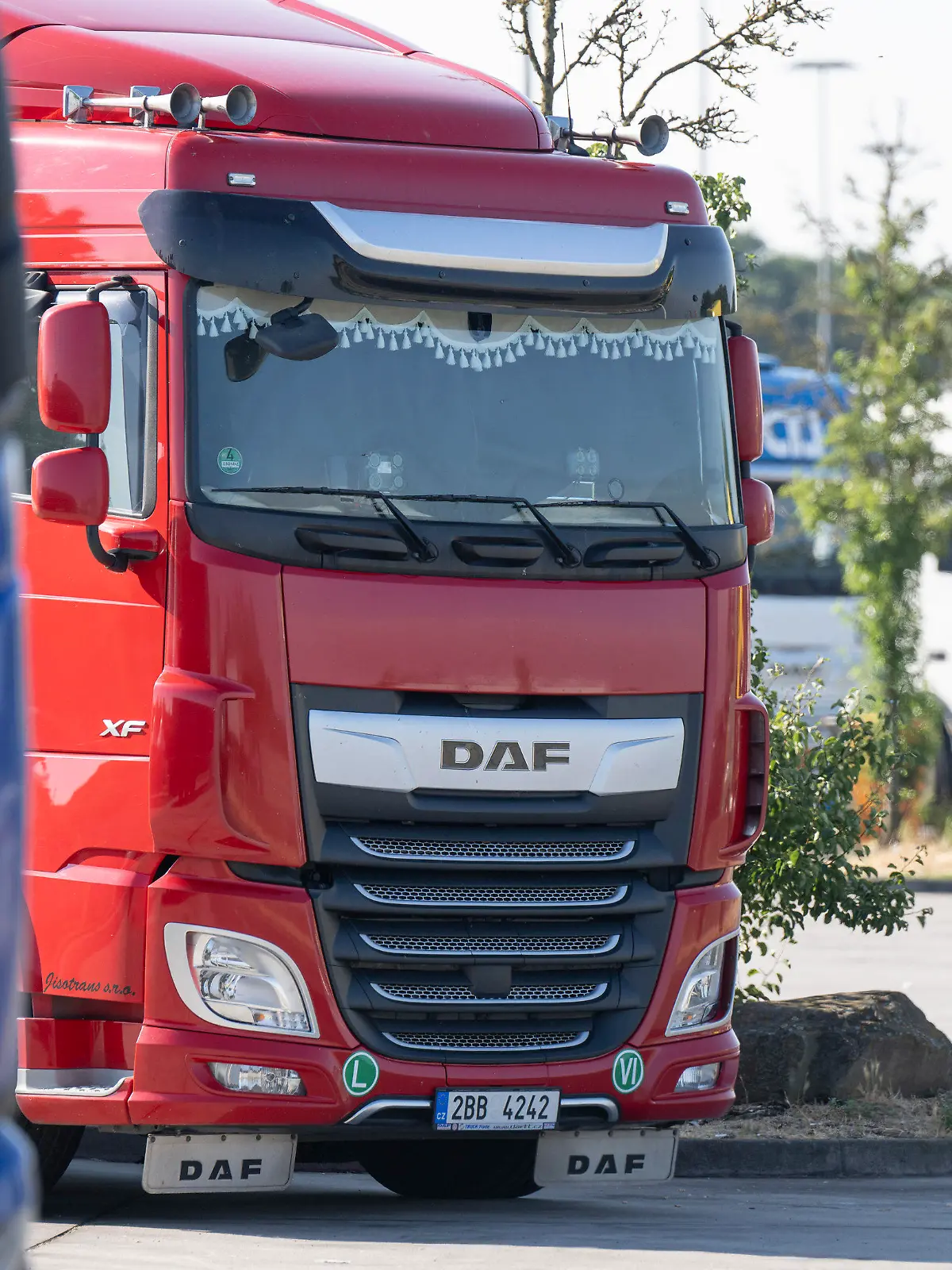 30.06.2022, Hessen, Medenbach: Ein LKW-Fahrer geht an der Raststätte Medenbach zu seinem LKW. Im Rahmen eines Pilotprojekts werden hier jetzt freie LKW-Parkplätze durch Sensoren erfasst und per APP an LKW-Fahrer übermittelt. Dadurch soll die Suche nach freien Parkplätzen vereinfacht werden. Foto: Boris Roessler/dpa +++ dpa-Bildfunk +++