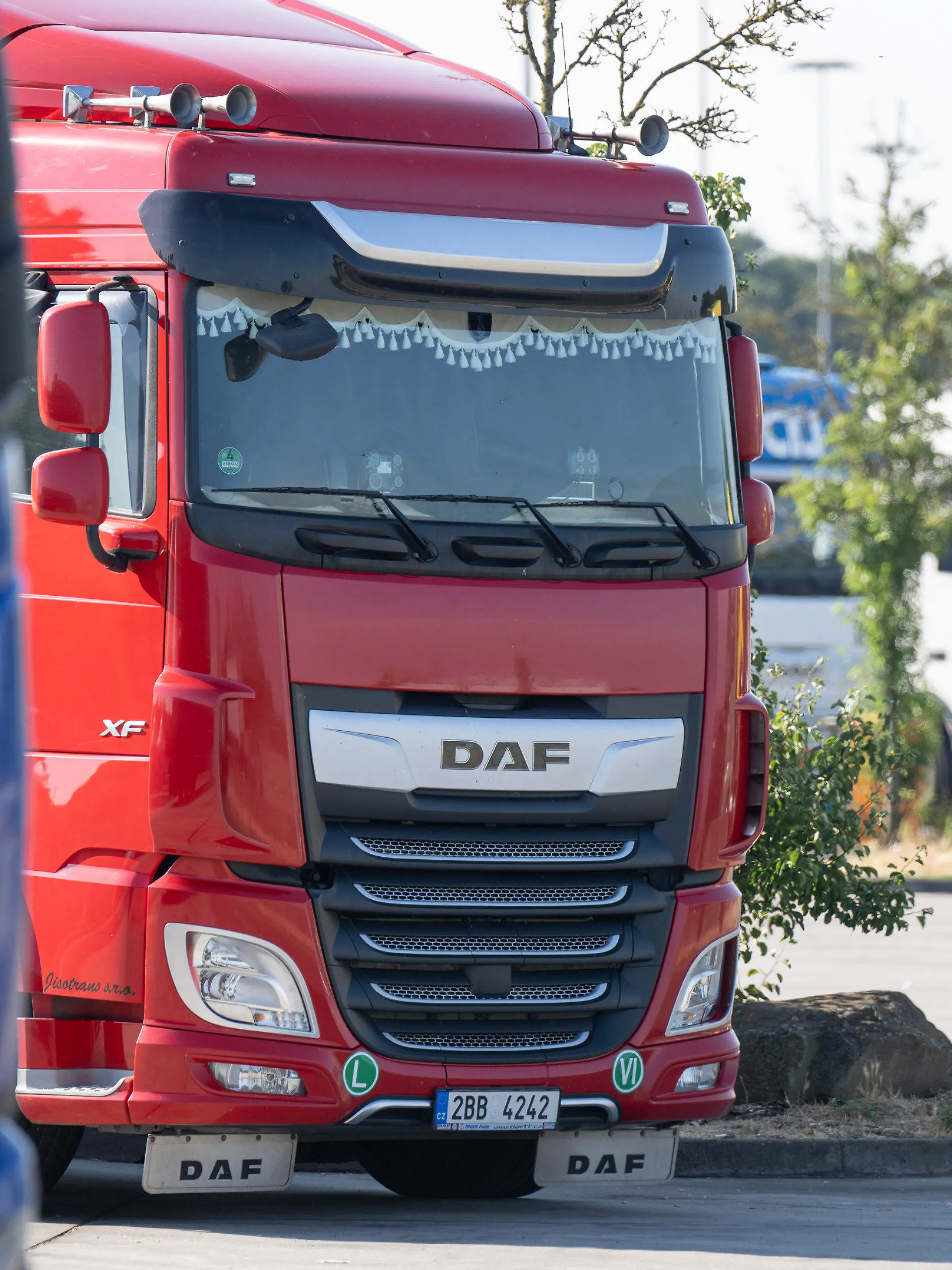 30.06.2022, Hessen, Medenbach: Ein LKW-Fahrer geht an der Raststätte Medenbach zu seinem LKW. Im Rahmen eines Pilotprojekts werden hier jetzt freie LKW-Parkplätze durch Sensoren erfasst und per APP an LKW-Fahrer übermittelt. Dadurch soll die Suche nach freien Parkplätzen vereinfacht werden. Foto: Boris Roessler/dpa +++ dpa-Bildfunk +++