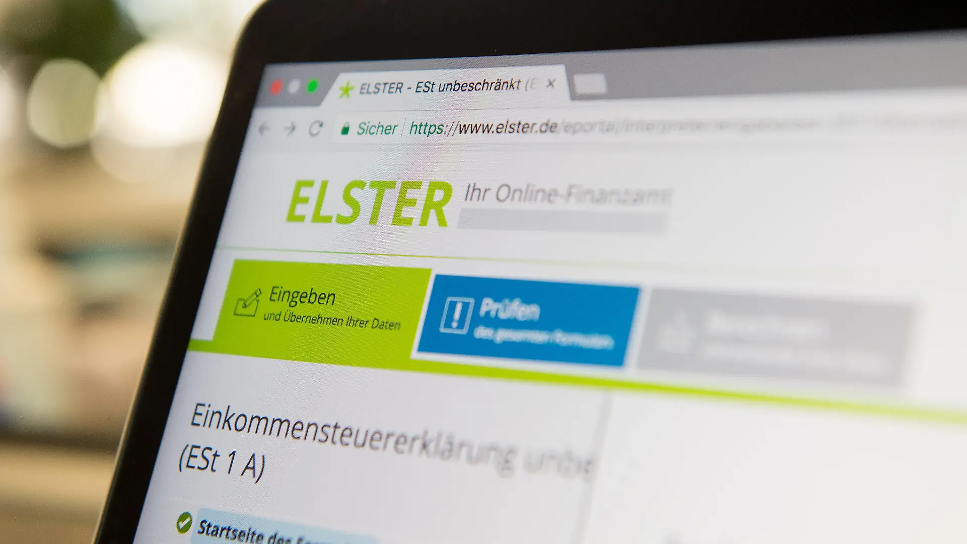 ARCHIV - 28.02.2018, Berlin: Die Steuer-Plattform «Elster» ist auf dem Bildschirm eines Laptops zu sehen. Großer Andrang infolge der Grundsteuerreform hat zu Schwierigkeiten bei der Steuer-Plattform «Elster» geführt. Foto: Robert Günther/dpa-tmn/dpa +++ dpa-Bildfunk +++