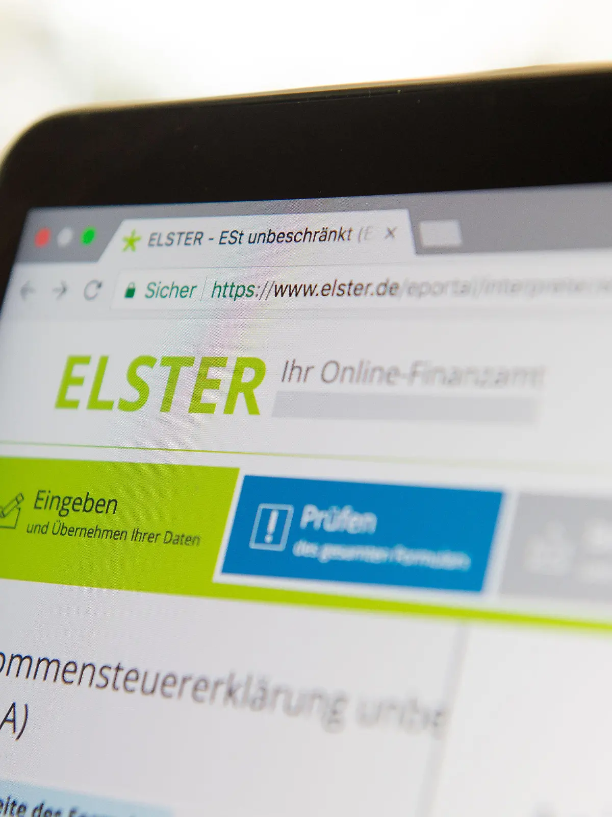 ARCHIV - 28.02.2018, Berlin: Die Steuer-Plattform «Elster» ist auf dem Bildschirm eines Laptops zu sehen. Großer Andrang infolge der Grundsteuerreform hat zu Schwierigkeiten bei der Steuer-Plattform «Elster» geführt. Foto: Robert Günther/dpa-tmn/dpa +++ dpa-Bildfunk +++