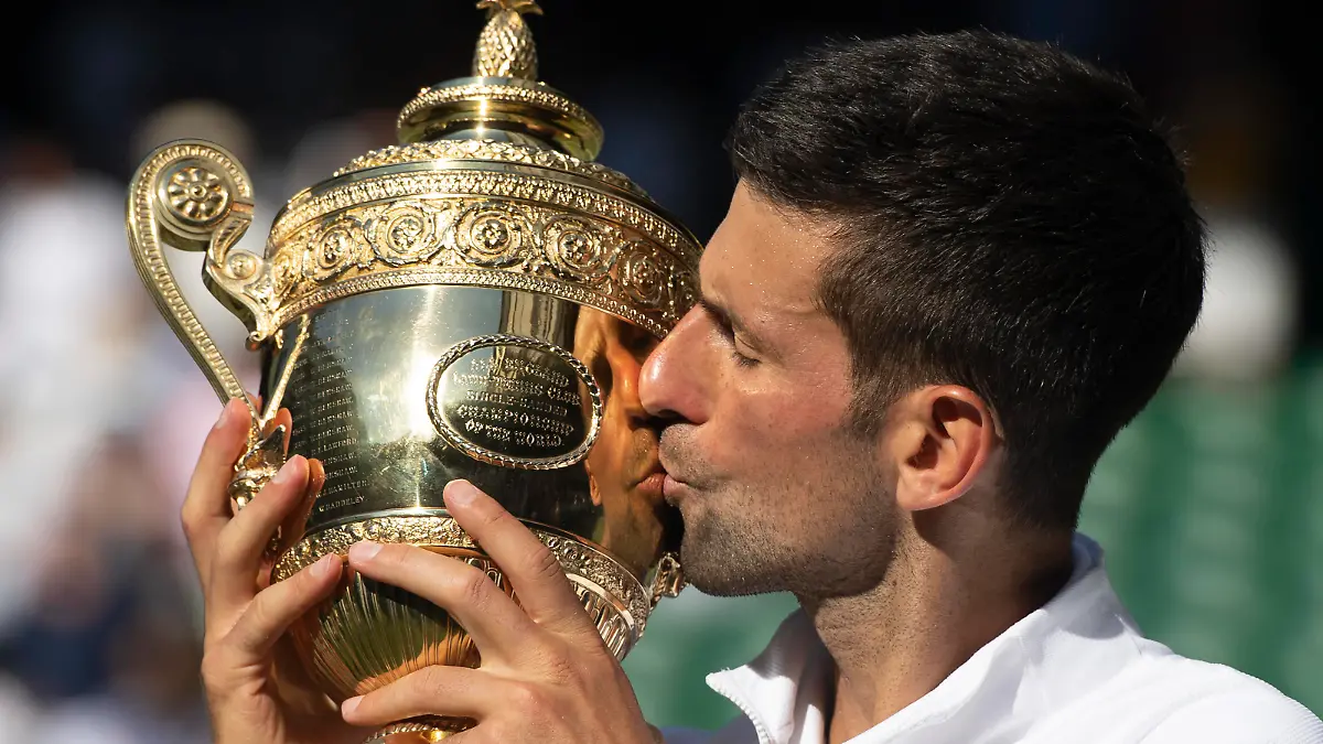 Novak Djokovic SRB kisses the Gentlemans Singles Trophy after defeating Nick Kyrgios AUS in the Mens Final Match on Centre Court on Day 14 of The Championships Wimbledon 2022 at All England Lawn Tennis and Croquet Club on July 10, 2022 in London, England. Photo by MB Media PUBLICATIONxINxGERxSUIxAUTxONLY Copyright: xx
