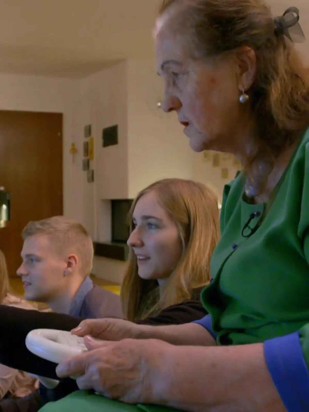 Bild zu: "Ursula hat nichts übrig für Lauras Hobby: Computerspiele"