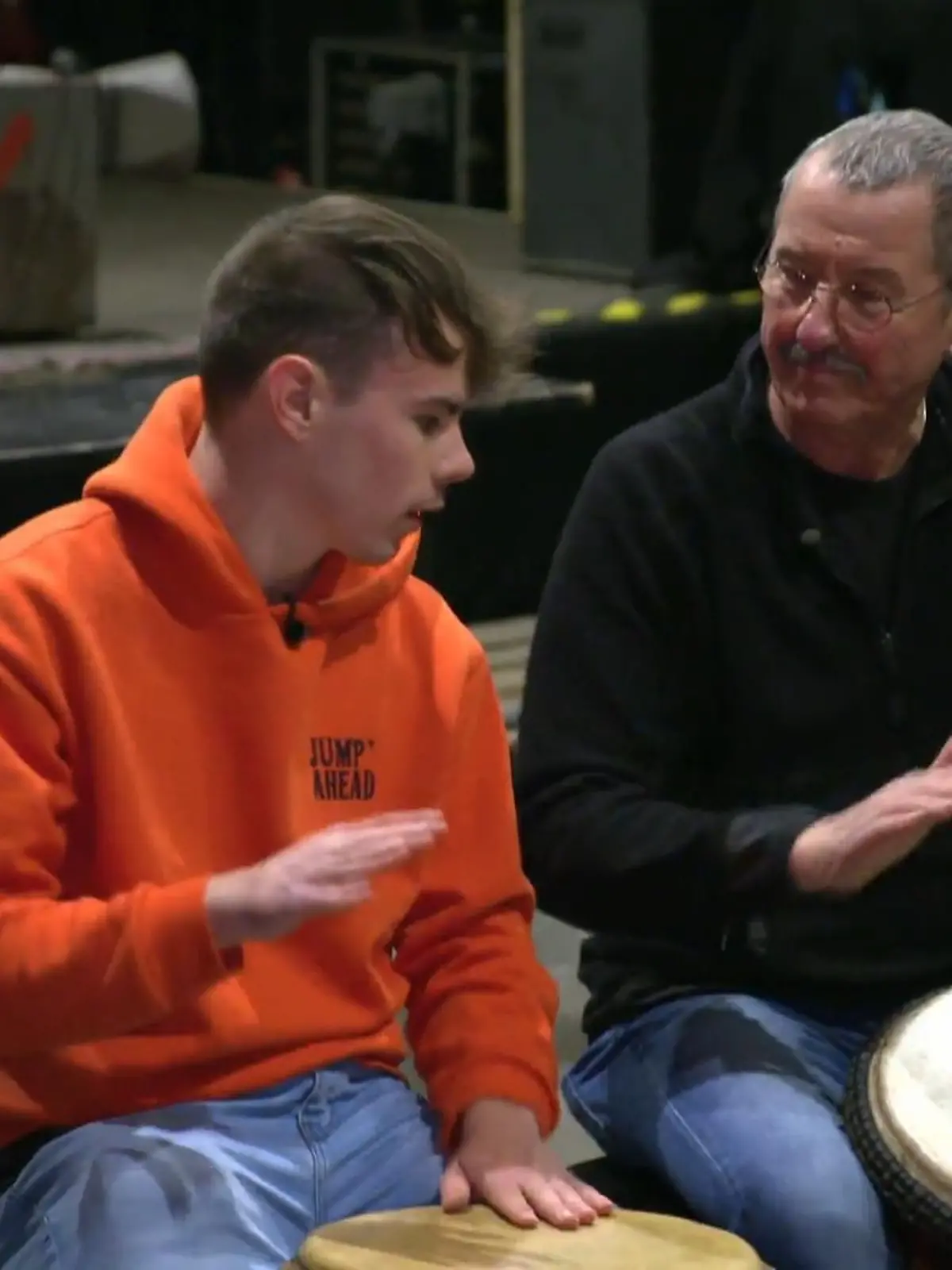 Bild zu: "Marvin und Joachim sind fleissig am trommeln"