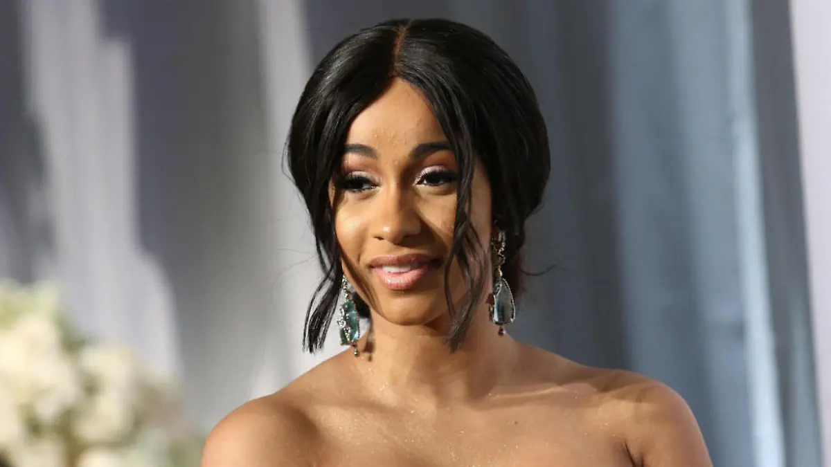 Cardi B: Nanu, was hat die denn da auf dem Kopf? Konkurrenz für Jorge Gonzalez