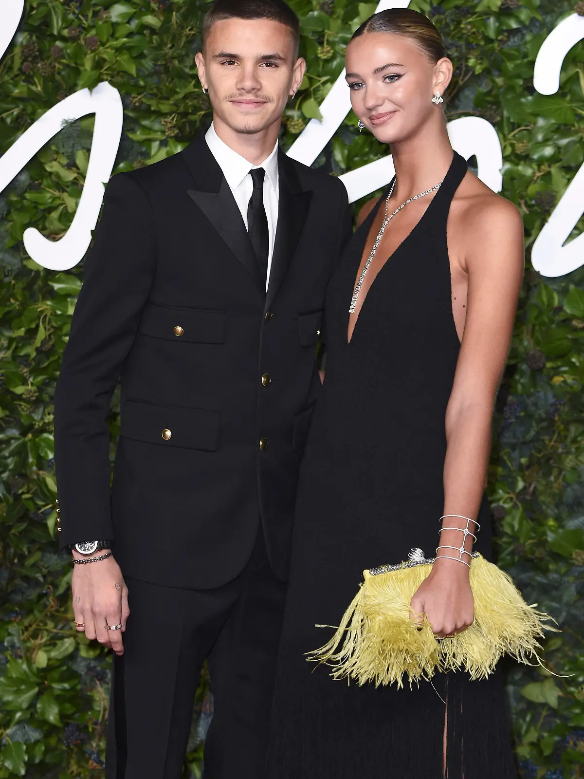  Romeo Beckham und Mia Regan bei der Verleihung der Fashion Awards 2021 in der Royal Albert Hall. London, 29.11.2021 *** Romeo Beckham and Mia Regan at the 2021 Fashion Awards at the Royal Albert Hall London, 29 11 2021. Foto:xS.xVasx/xFuturexImage