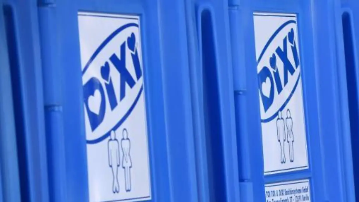 Toilettenhäuschen der Firma Dixi stehen aufgereiht nebeneinander
