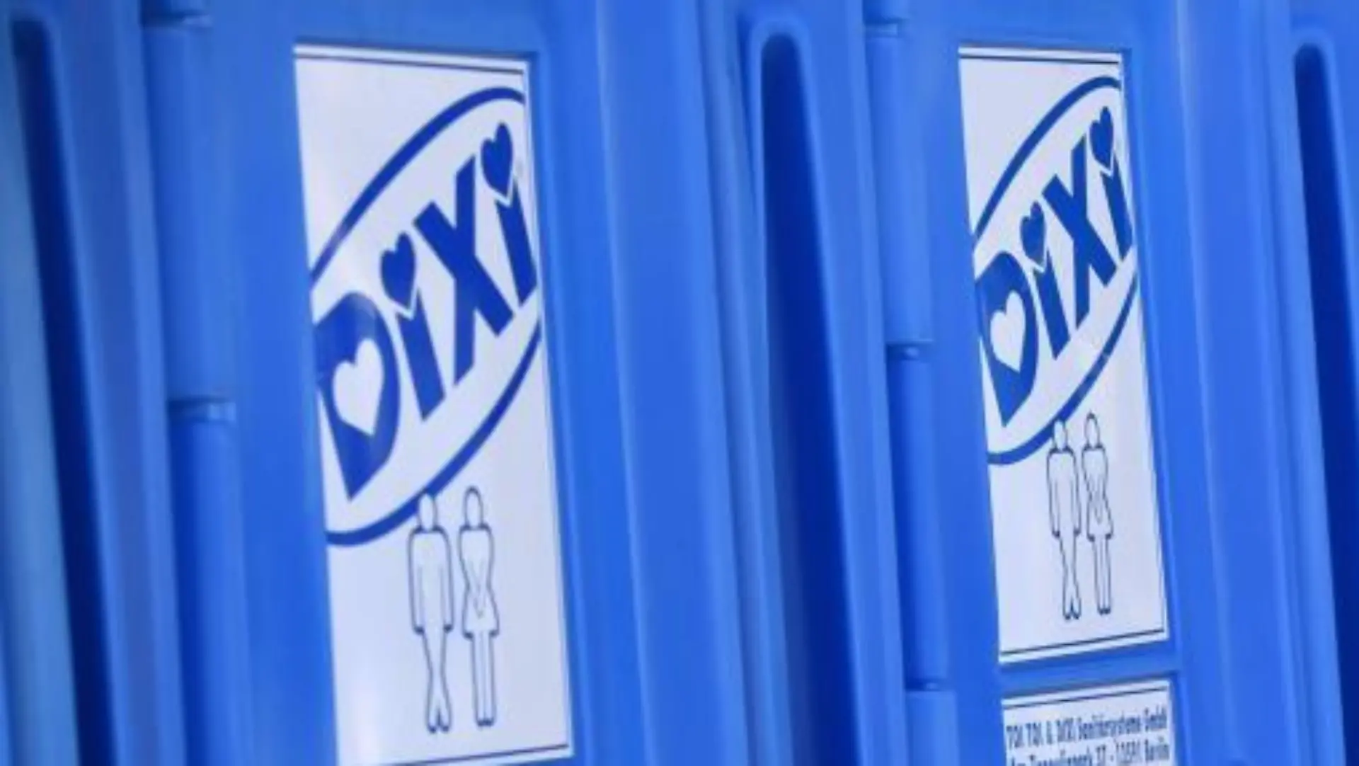 Toilettenhäuschen der Firma Dixi stehen aufgereiht nebeneinander