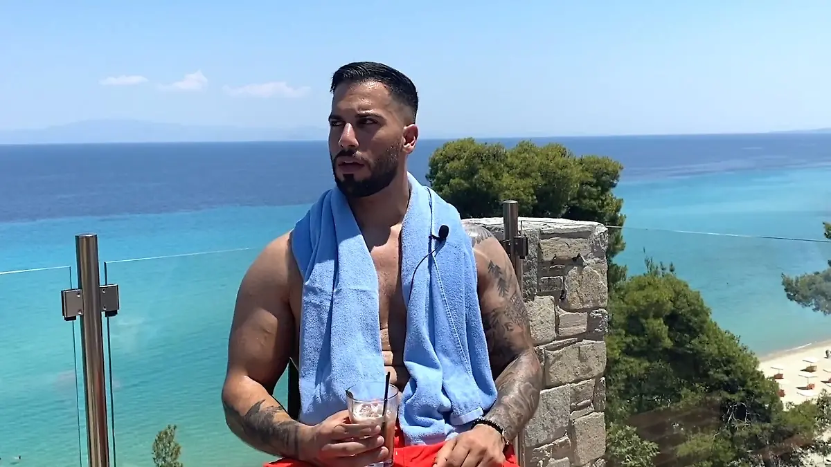 "Labertasche" mit harter Schale und weichem Kern Das ist "Ex on the Beach"-Kandidat Ferhat
