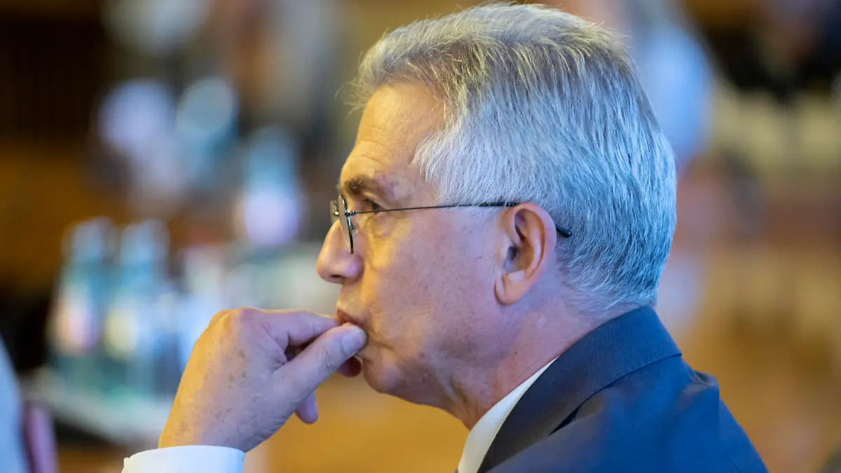08.07.2022, Hessen, Frankfurt/Main: Peter Feldmann, SPD-Oberbürgermeister von Frankfurt am Main, gibt in einem Sitzungssaal im Römer ein Pressestatement ab. Der unter Korruptionsverdacht stehende Feldmann will im Januar von seinem Amt zurücktreten. Im Oktober muss er sich vor Gericht verantworten. Foto: Boris Roessler/dpa +++ dpa-Bildfunk +++