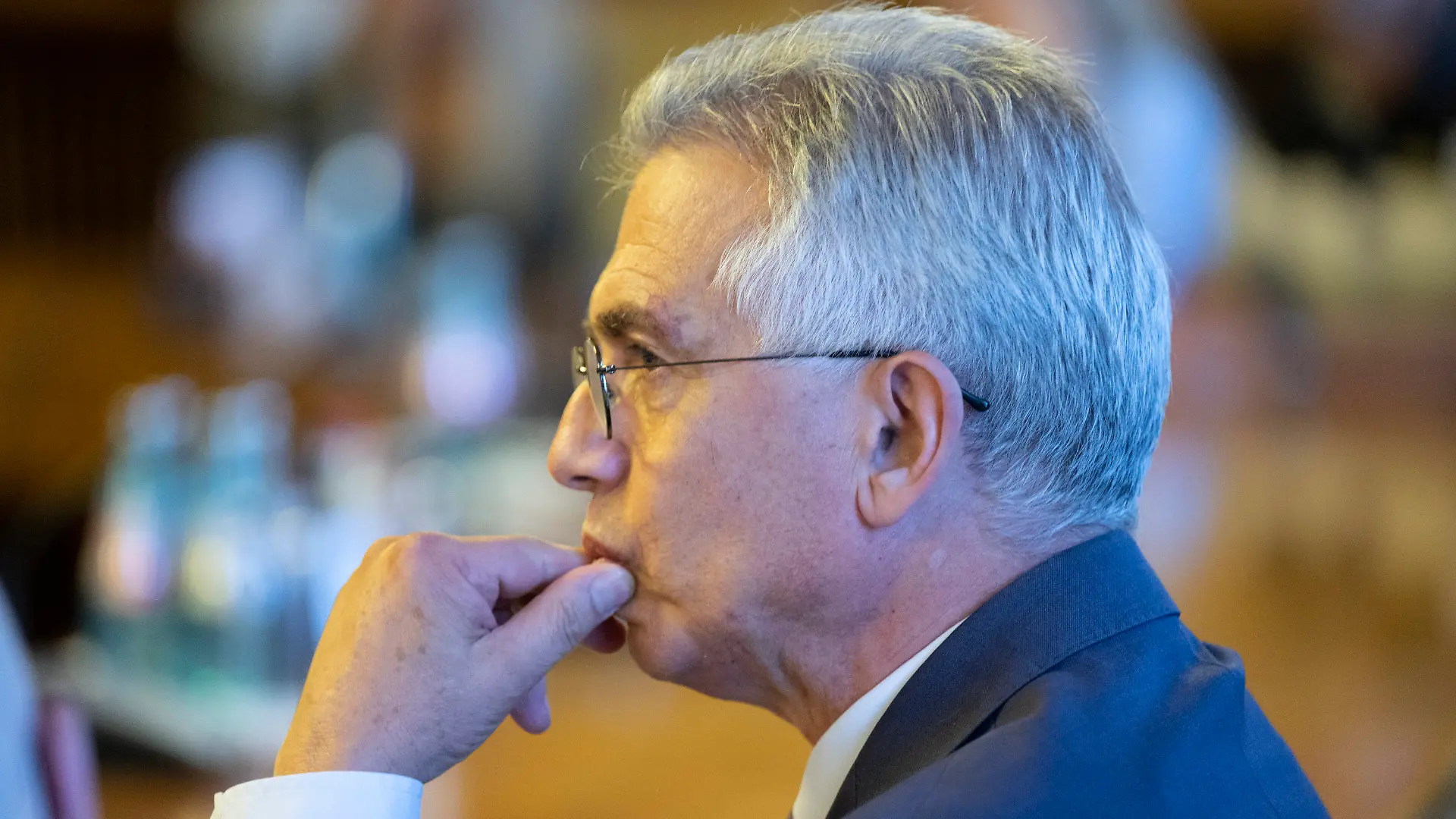 08.07.2022, Hessen, Frankfurt/Main: Peter Feldmann, SPD-Oberbürgermeister von Frankfurt am Main, gibt in einem Sitzungssaal im Römer ein Pressestatement ab. Der unter Korruptionsverdacht stehende Feldmann will im Januar von seinem Amt zurücktreten. Im Oktober muss er sich vor Gericht verantworten. Foto: Boris Roessler/dpa +++ dpa-Bildfunk +++