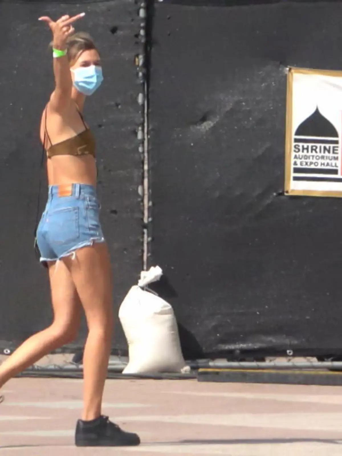 Bild zu: "Hailey Bieber zeigt Mittelfinger"